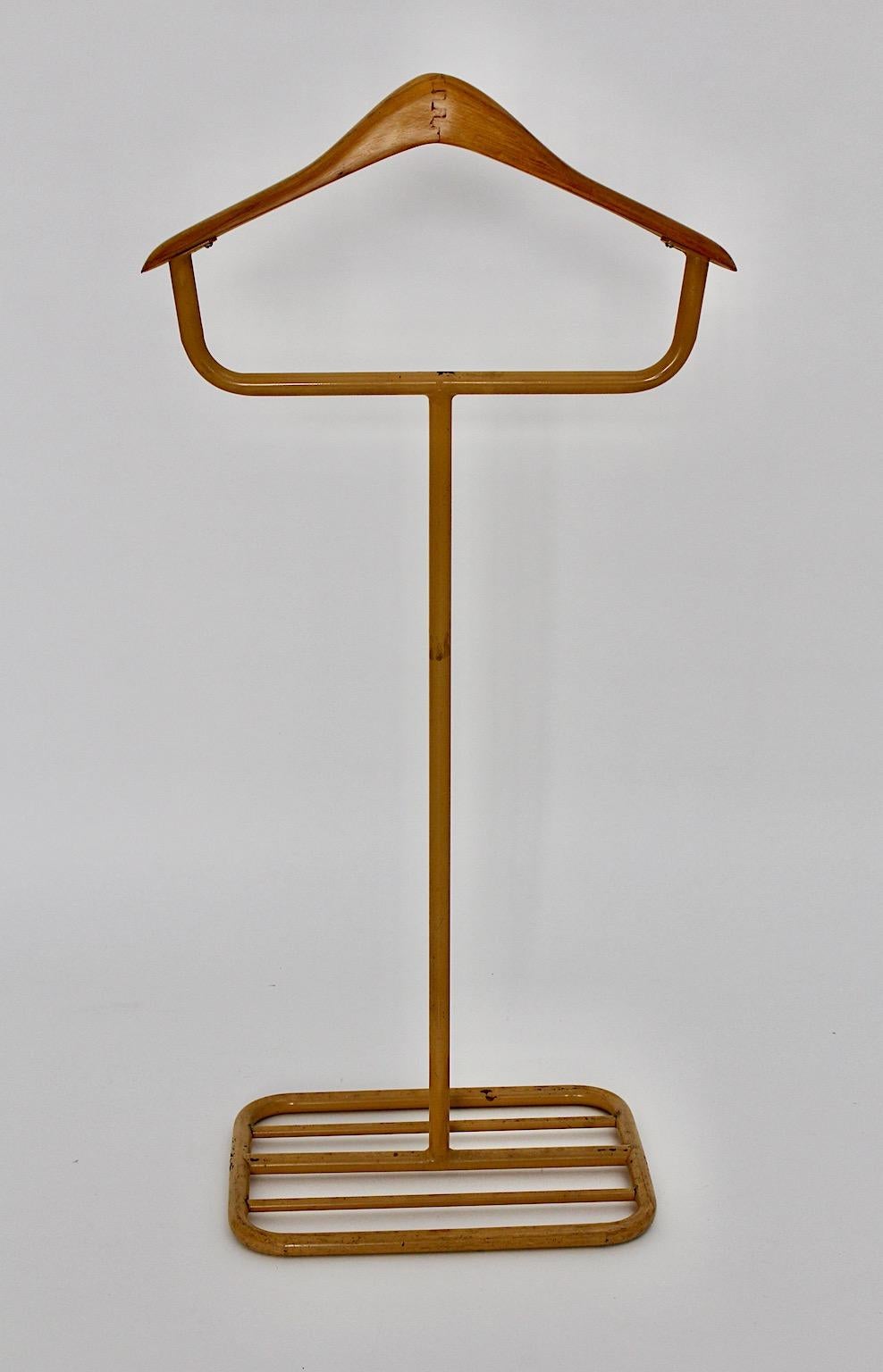 Porte-manteau ou valet de chambre Art déco allemand de l'ère Bauhaus en tube d'acier et hêtre de couleur jaune foncé, Allemagne des années 1930.
Un magnifique valet ou porte-manteau de style Bauhaus fabriqué à partir de tube d'acier laqué et d'un