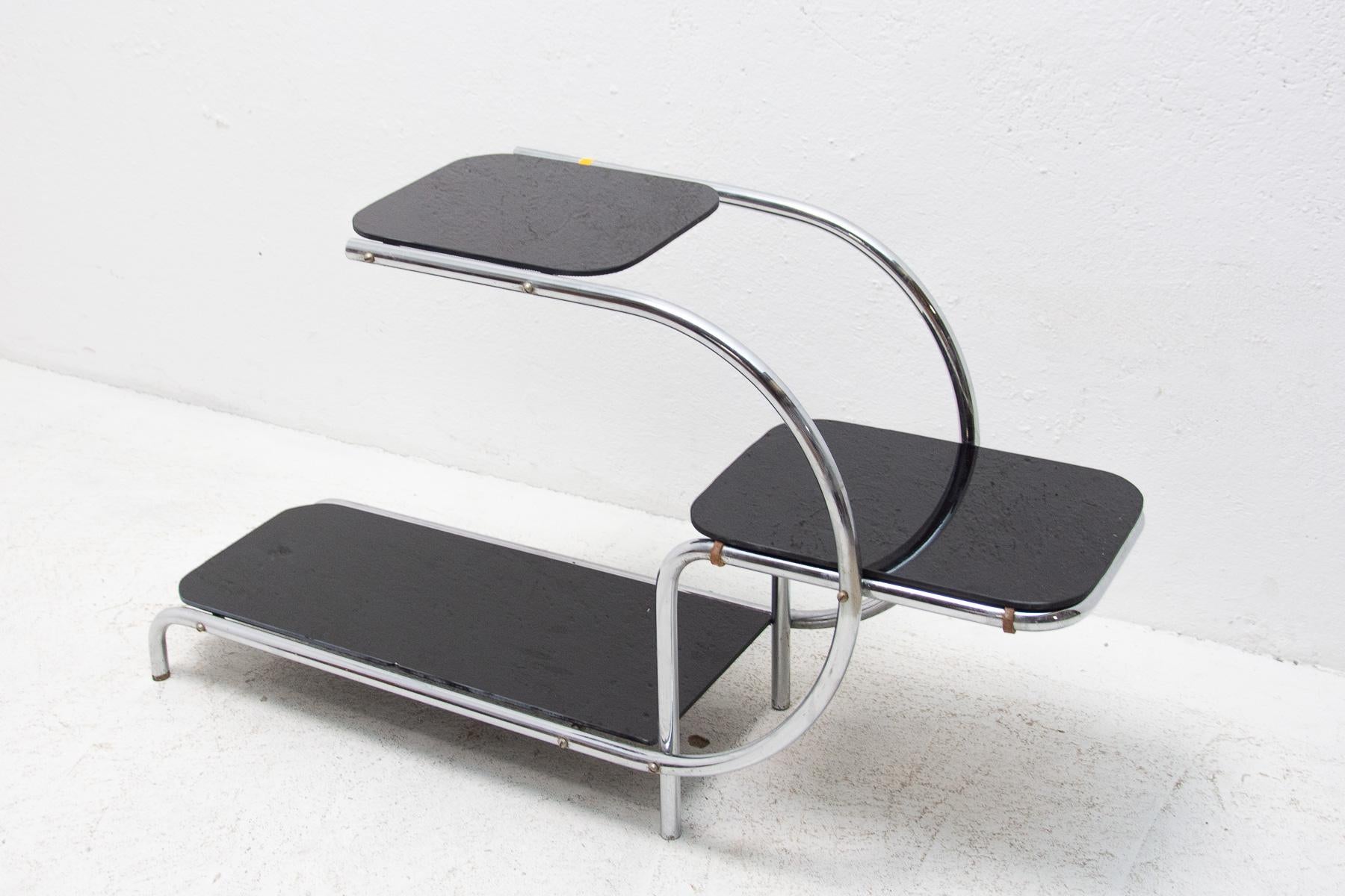 This functionalist plant stand was designed by arch. Emile Guillot and made in Central Europe in the 1930´s. It features an original chromed tubular steel tructure and and three glass pedestals for flowers. In excellent condition.
   