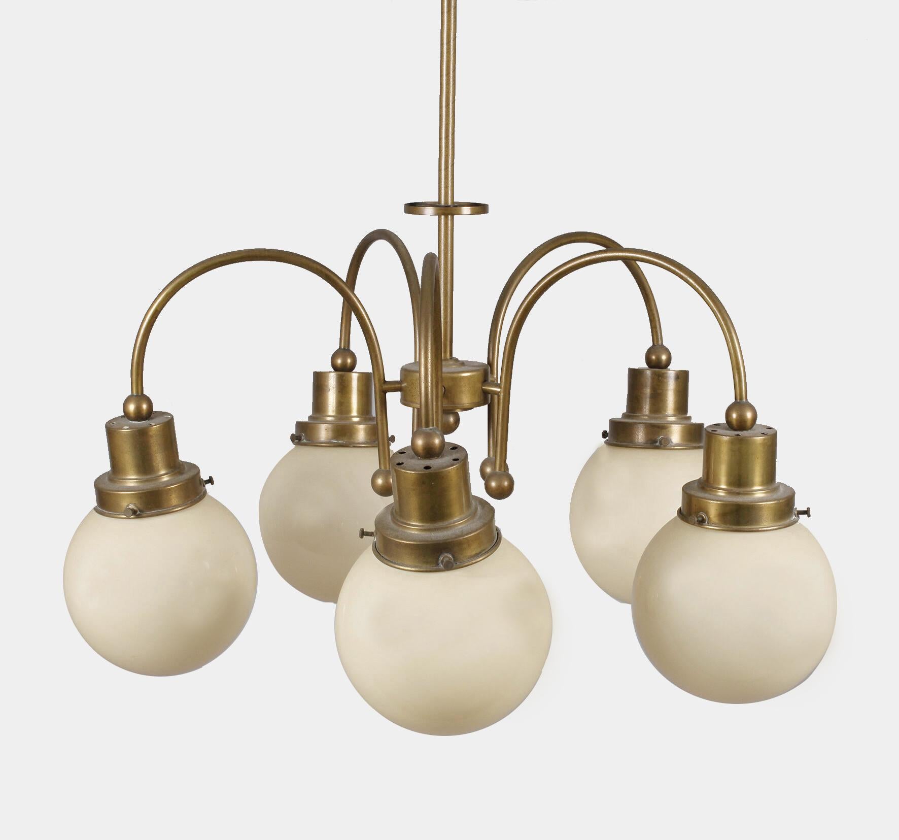 Bauhaus school 5 opal globe chandelier in original good condition, late 1920s-early 1930s.
Rewired, carrying five E27 light bulb fittings compatible with US and UK standards.
The height of the chandelier can be customized.
Measures: Height 90