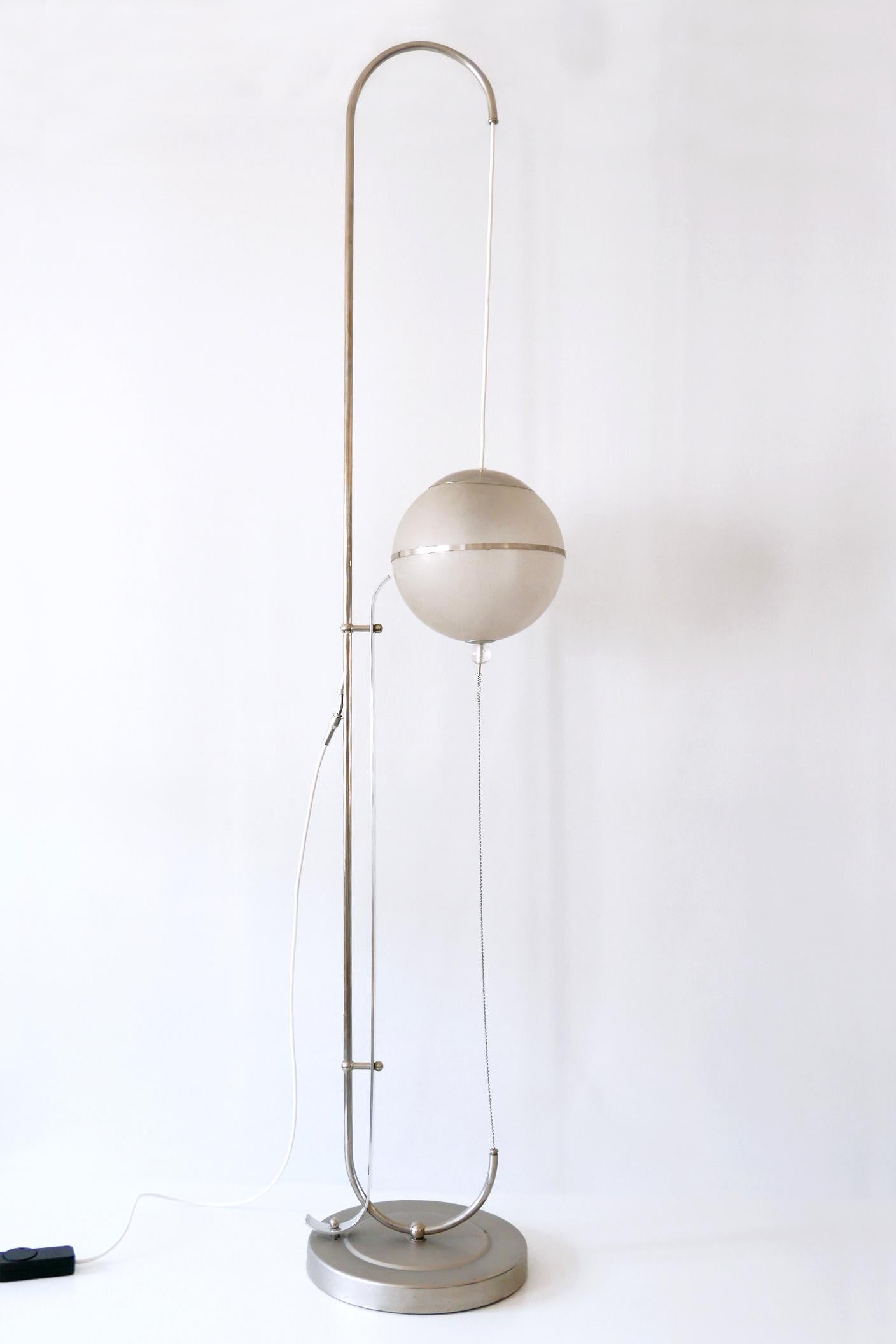 Exceptionnel lampadaire Bauhaus / Art Déco. Conçu par Karl Trabert (attribué), 1928. Fabriqué par Schanzenbach & Co., Francfort-sur-le-Main, Allemagne, années 1930. Cette lampe n'a pas l'abat-jour original en papier spécial dit 
