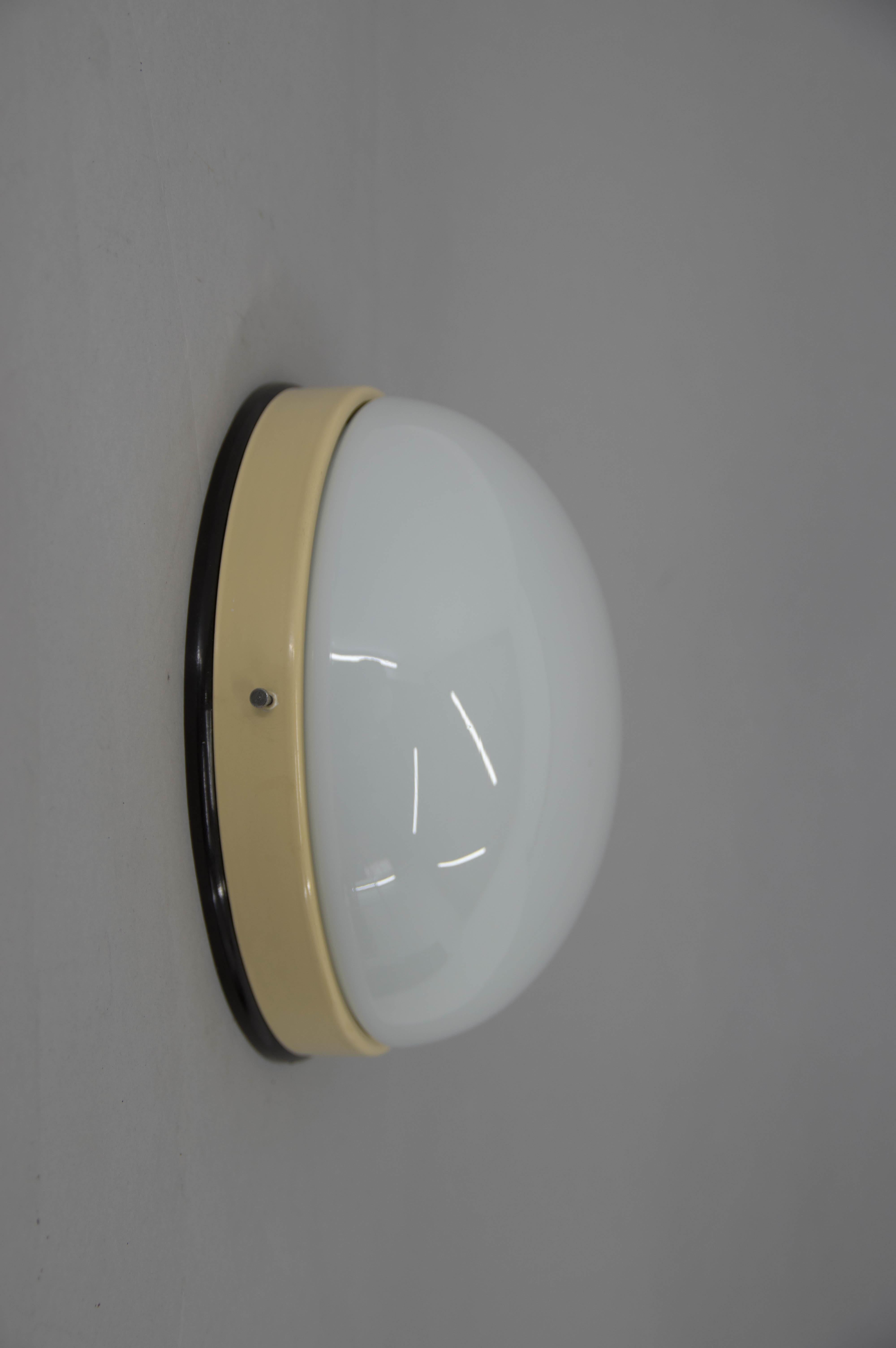 Le lampade Bauhaus possono essere utilizzate come lampade da incasso o da parete.
Base in bachelite e metallo, paralume in vetro opalino.
Fino a 13 articoli disponibili.
Prezzo per articolo.
Restaurata, ricablata: 1x40W, lampadina