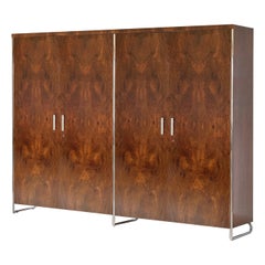 Bauhaus-Kleiderschrank mit vier Türen, Nussbaumfurnier, verchromtes Metall, Maßanfertigung