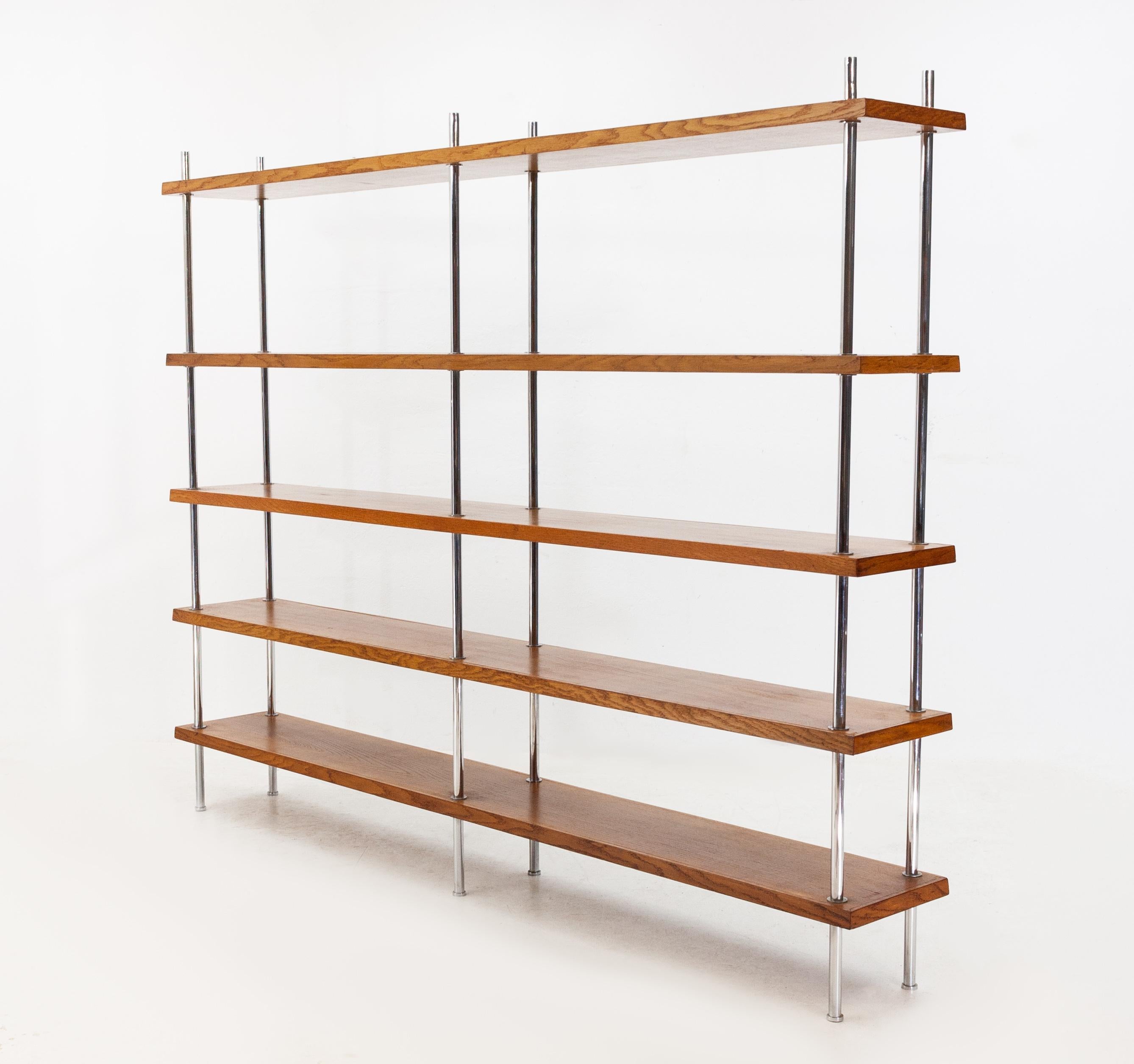 Freestanding oak bookcase or room divider. Five shelves connecting by heavy chrome-plated steel tube frame,
1930-1940.The shelves are handmade. Bauhaus Marcel Breuer Mart Stam top quality made. Very robust item. Demountable good condition.