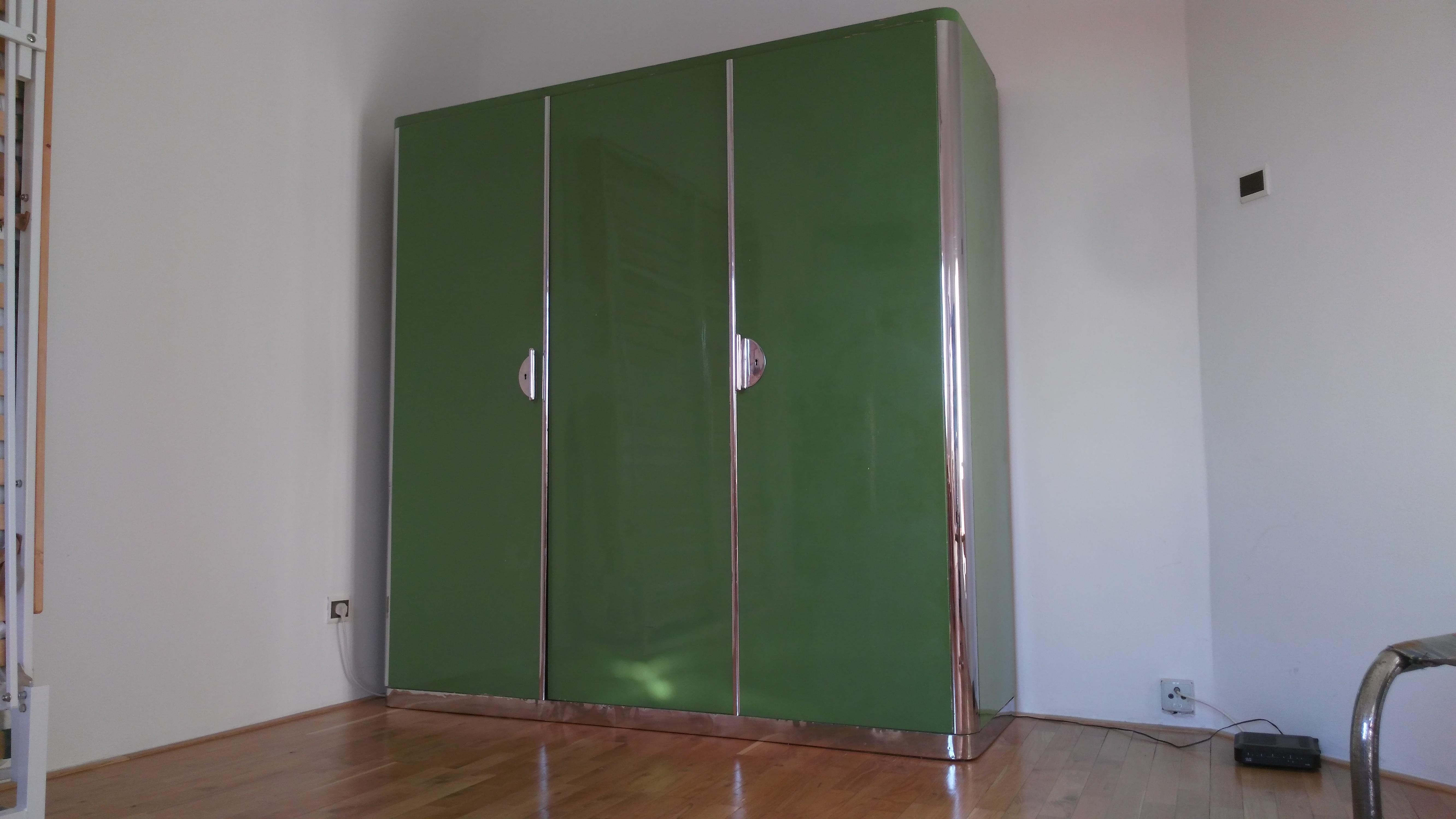 - Années 1930, Tchécoslovaquie
- fabricant : Rudolf Vichr Prag
- couleur verte conforme aux couleurs du livre d'échantillons de R. Vichr (voir les photos)
- poli à la main, haute brillance
- intérieur rénové
- signé
- quelques dégâts mineurs
JR