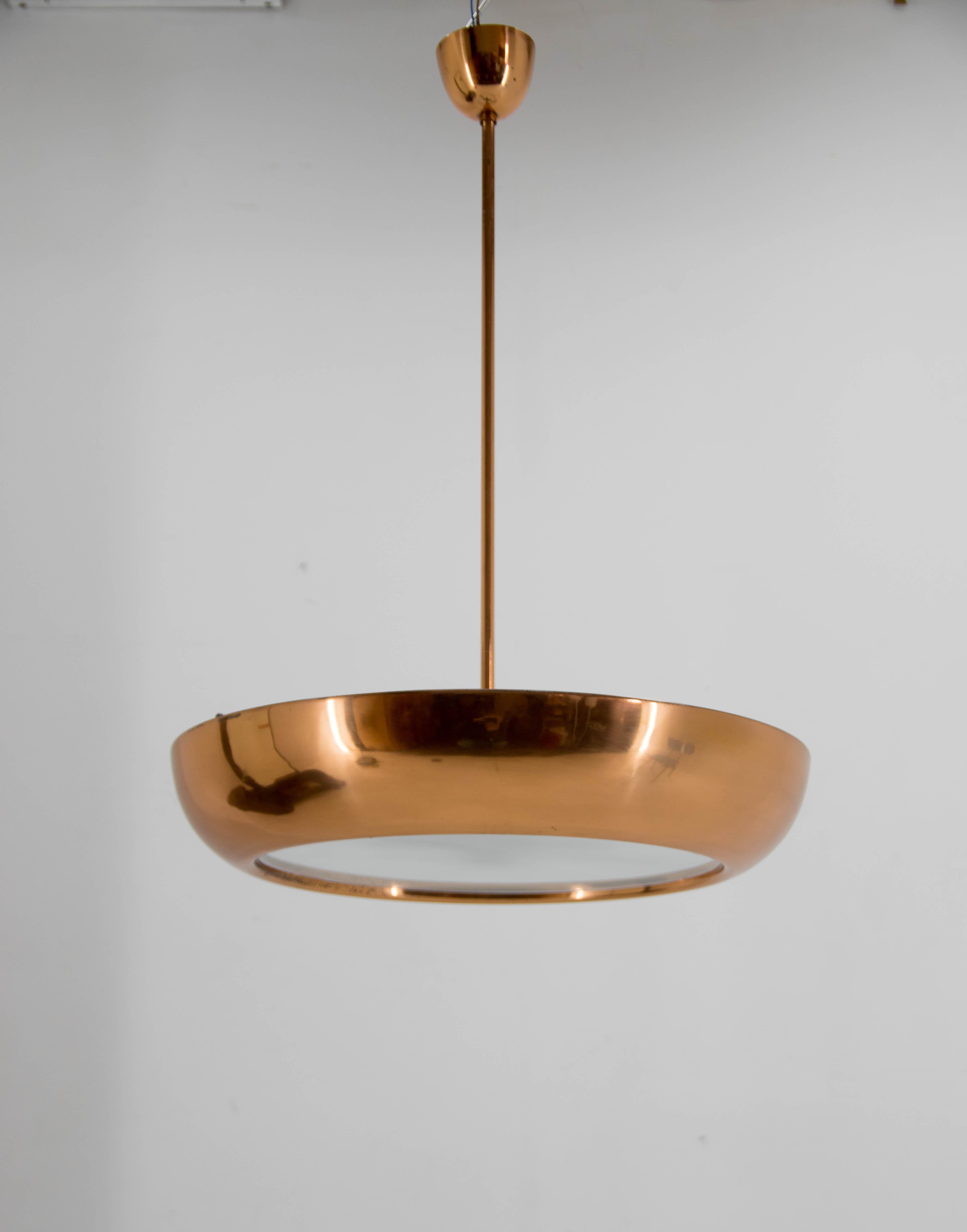 Copper UFO chandelier by NAPAKO in exceptionally preserved condition.
Rewired: two separate circuits 2+2x60W, E25-E27 bulbs.
Central rod can be shortened on request.
US wiring compatible.