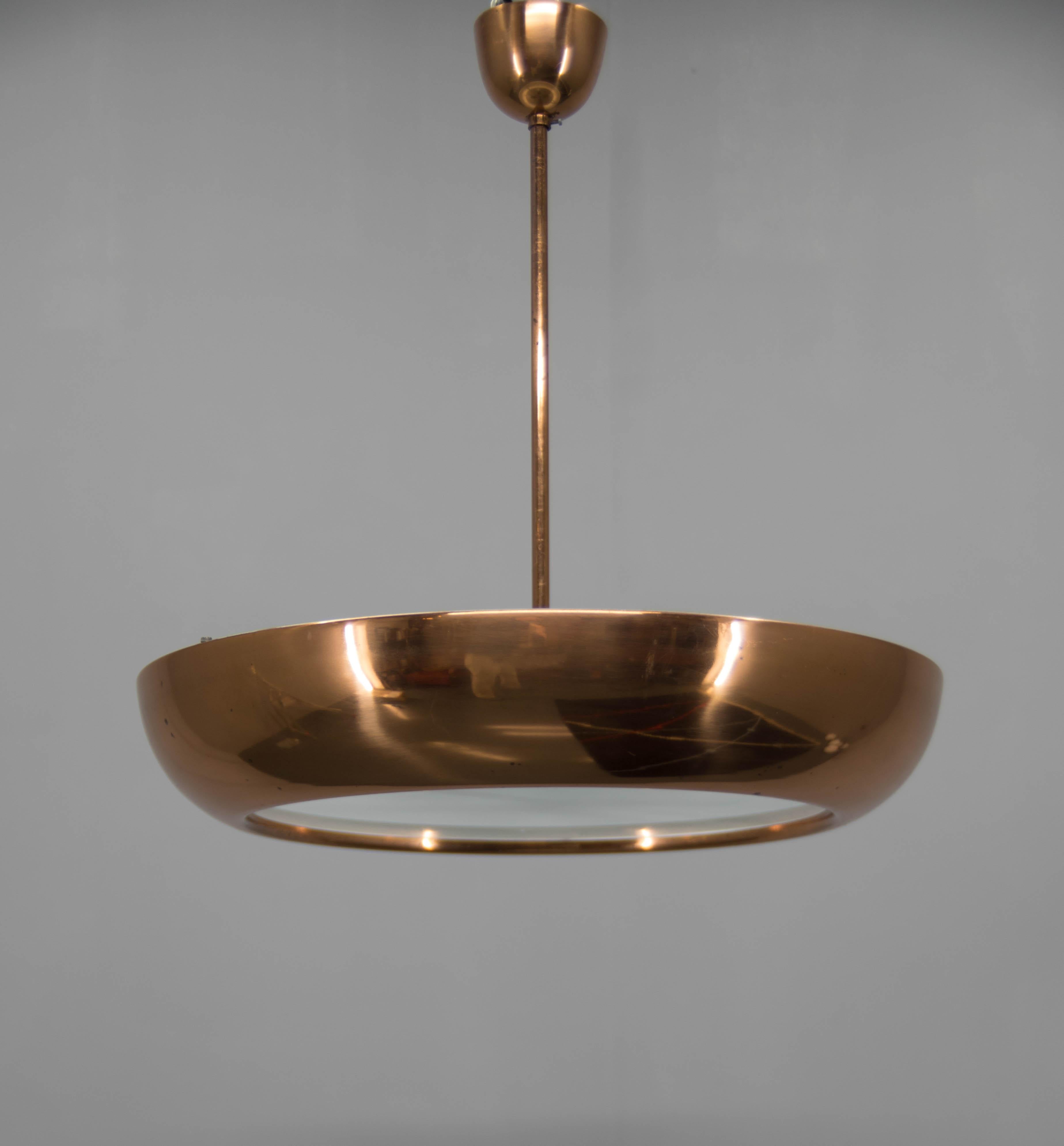 UFO-Kronleuchter aus Kupfer, entworfen von Hurka für Napako in den 1930er Jahren.
Kupfer mit minimaler Alterspatina.
Neu verdrahtet: 4x60W, E25-E27 Glühbirnen.
Die zentrale Stange kann auf Wunsch gekürzt werden.
US-Verkabelung kompatibel.
