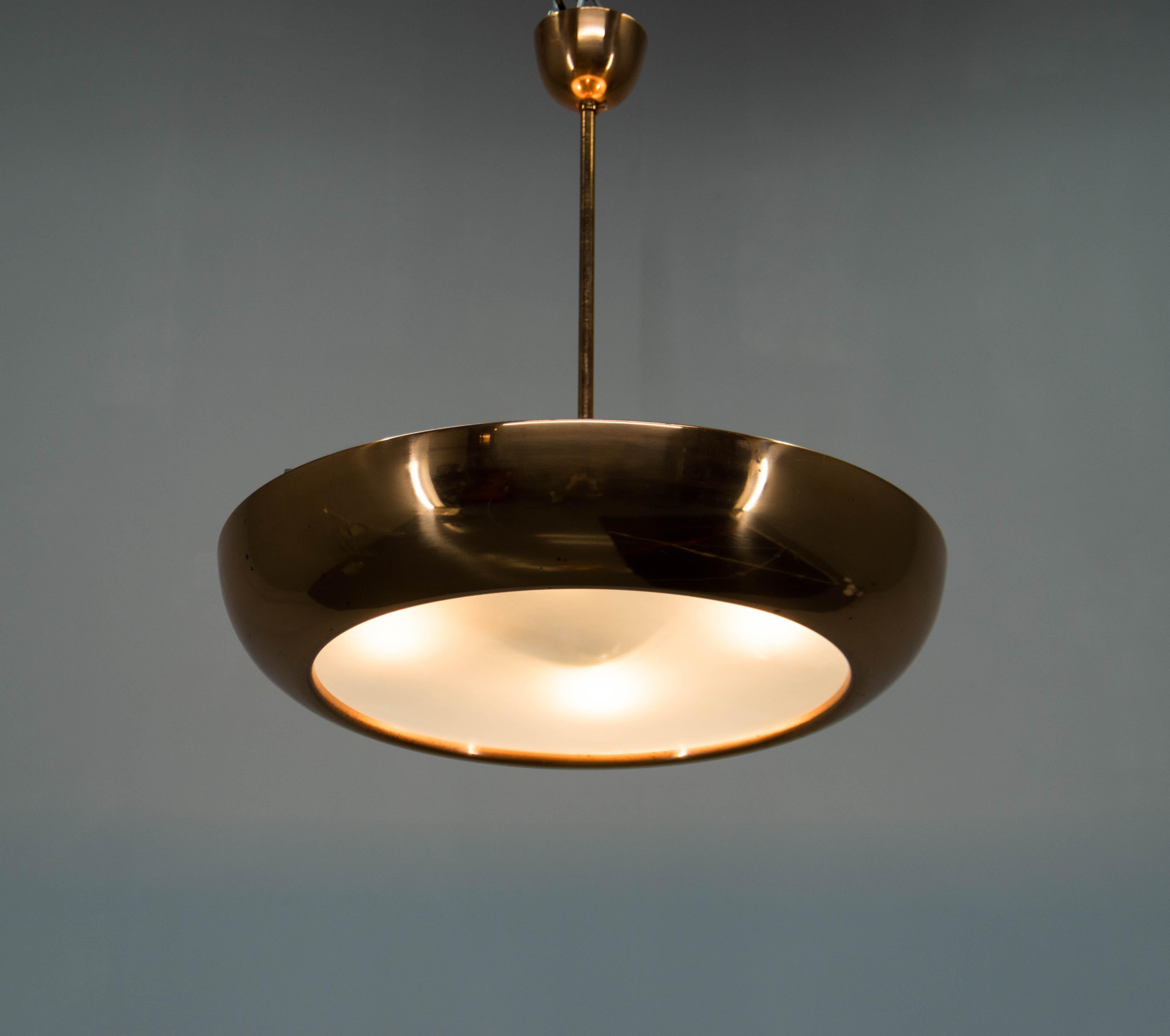 Bauhaus/ Functionalistischer Kupfer-Kronleuchter UFO, 1930er Jahre (Tschechisch) im Angebot
