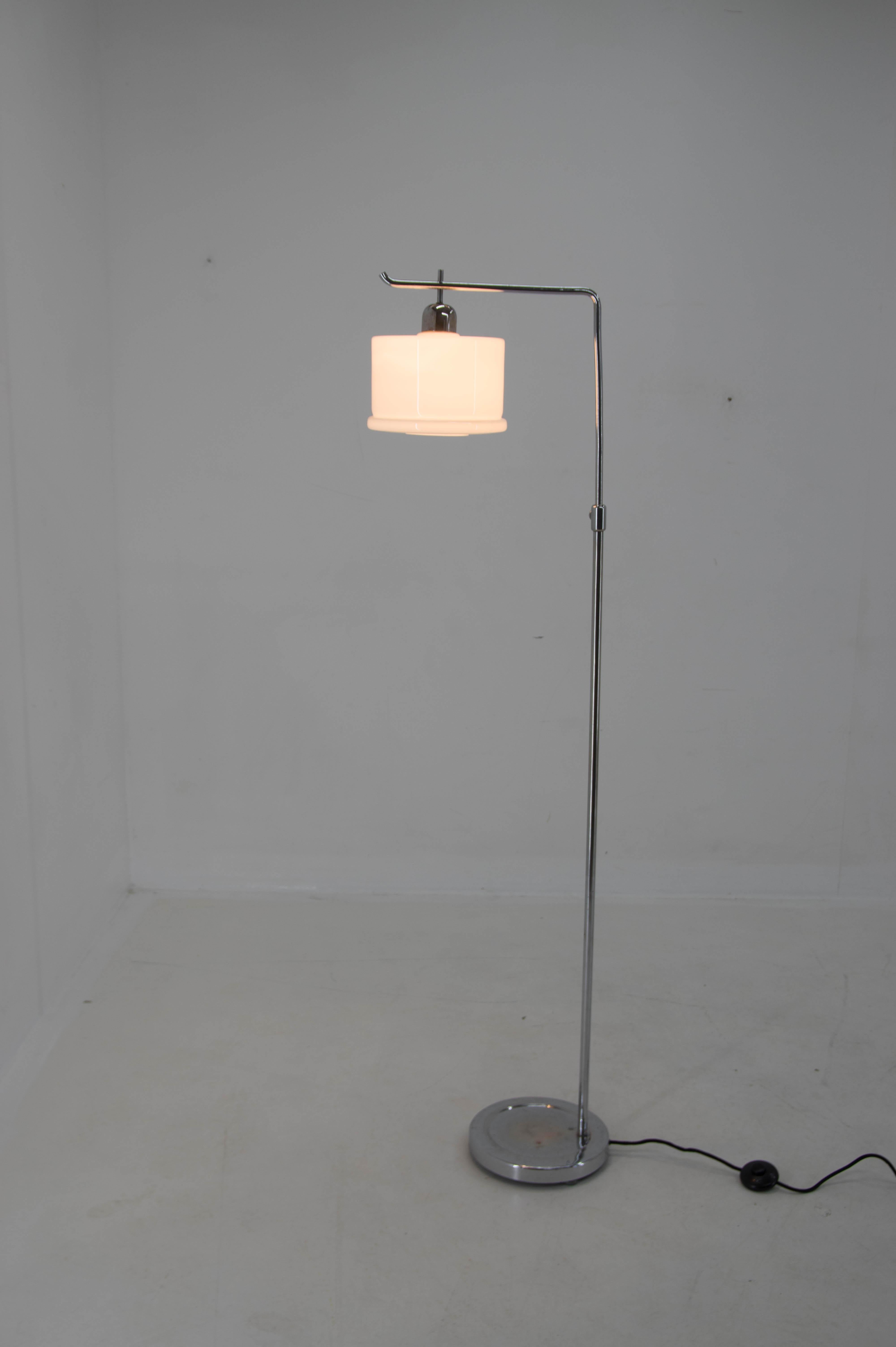 Bauhaus / Functionalist floor lamp with adjustable height.
Minimum height: 167cm
Rewired: 1x60W, E25-E27 bulb
US plug adapter included.