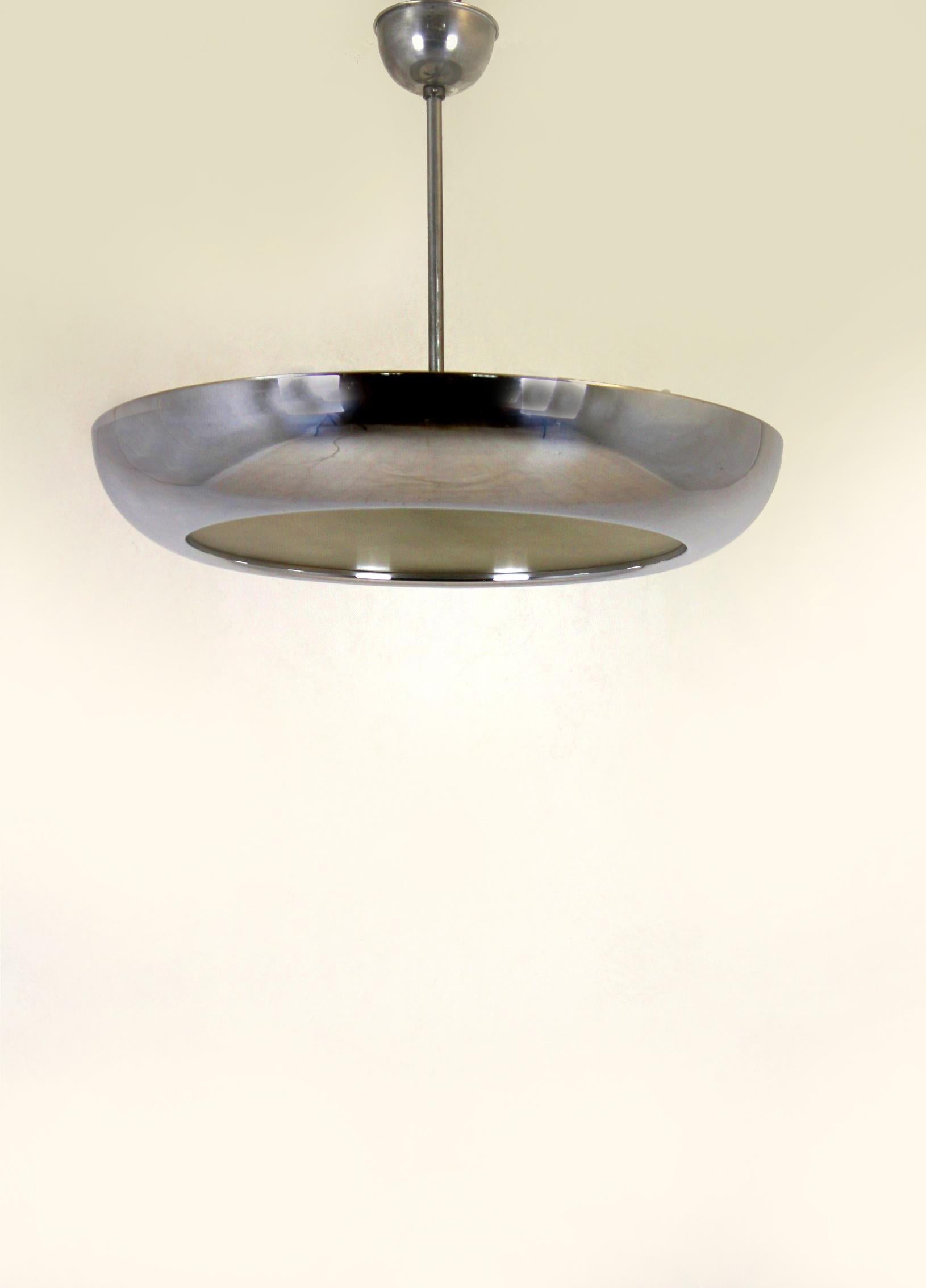 – Bauhaus UFO pendant lamp designed by Josef Hurka for Napako
– Produced in the 1930s
– Made of chromed metal and glass, features four bakelite lampholders
– In a original vintage condition.
   