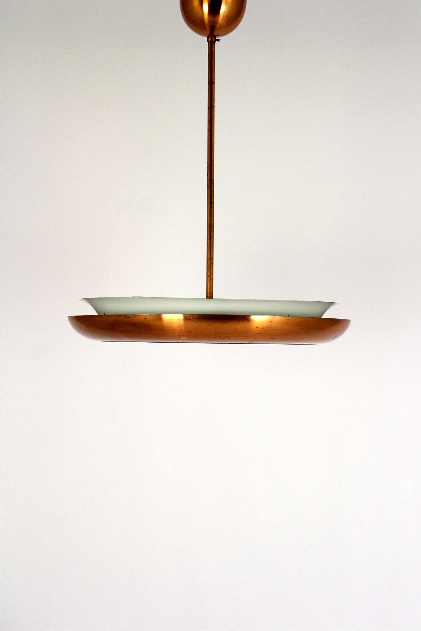 Questa lampada a sospensione Bauhaus UFO è stata progettata da Josef Hurka per Napako. Prodotto negli anni '30/'40 nella Repubblica Ceca. È in condizioni originali d'epoca con una bella patina.
   