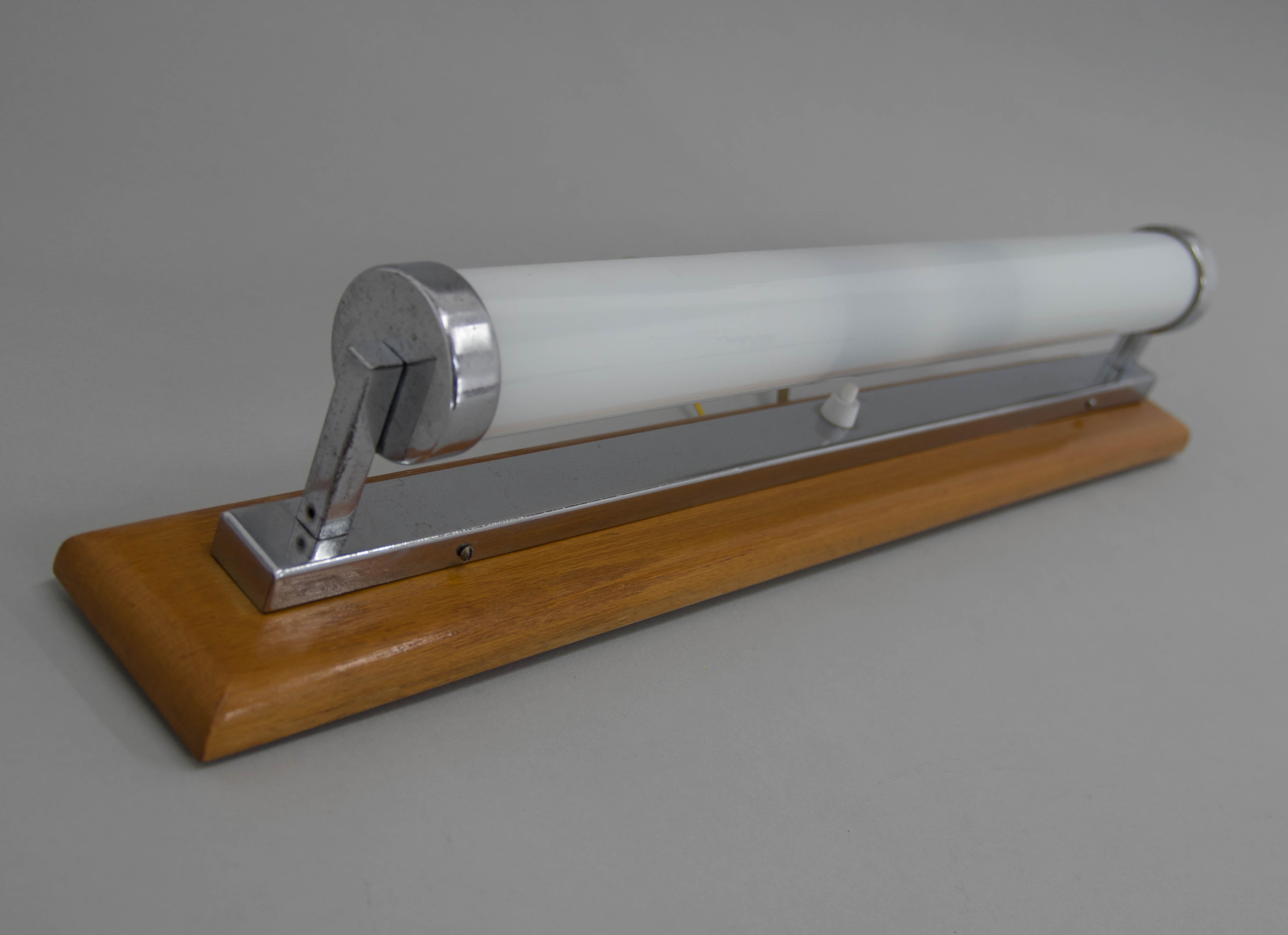 Long Bauhaus wall lamp with wooden base.
Chrome with minor age patina.
Restored: polished.
Rewired: 2x40W, E12-E14 bulbs
US wiring compatible.