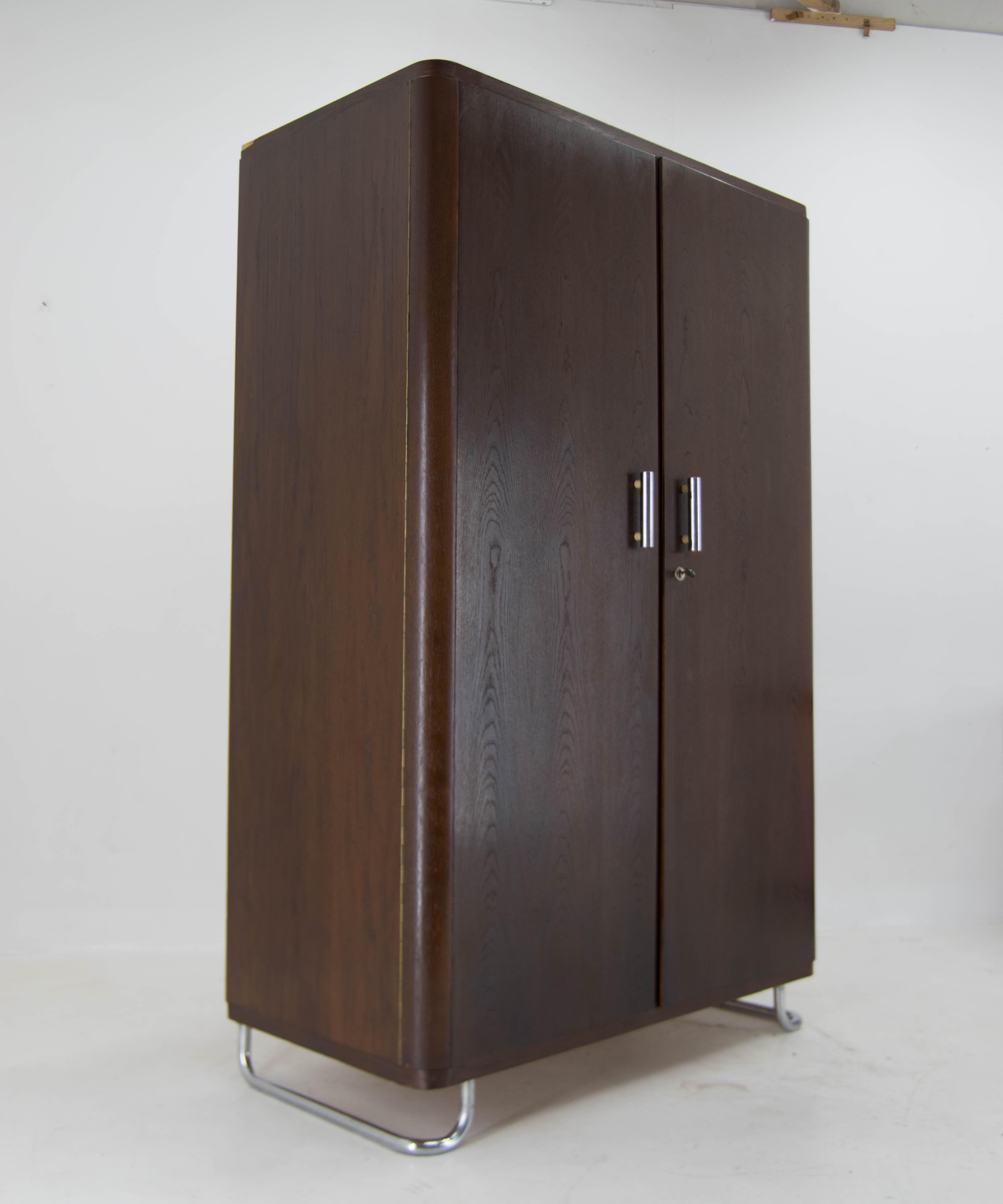 Elégante armoire Bauhaus à deux portes fabriquée par Hanek Gottwald dans les années 1920. L'article est dans un très bon état d'origine avec un minimum de signes d'utilisation.
Devis d'expédition sur demande.
