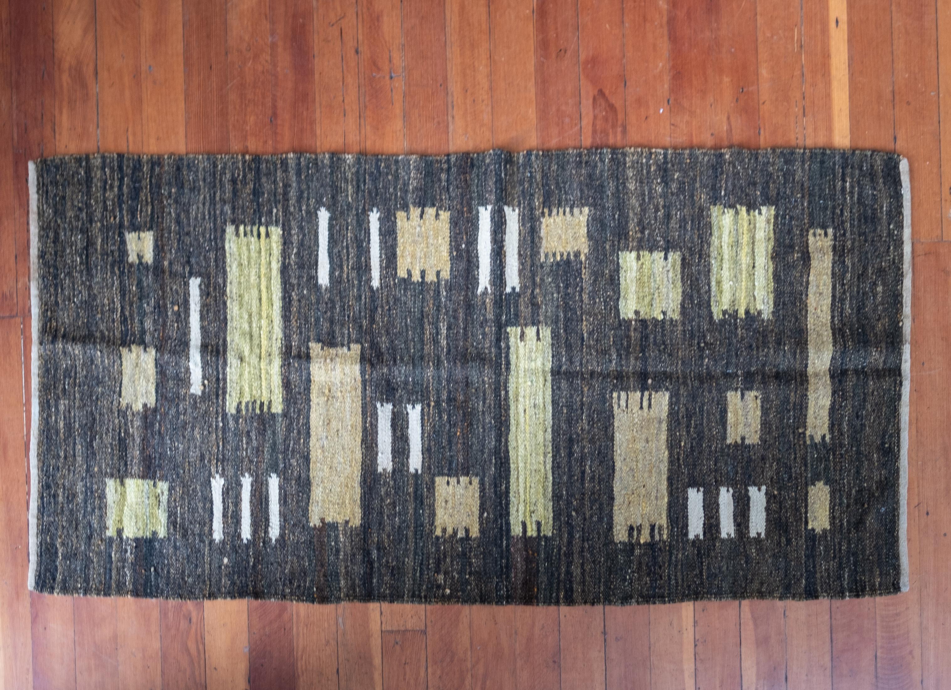 Geometric flat-weave rug with a Bauhaus aesthetic.