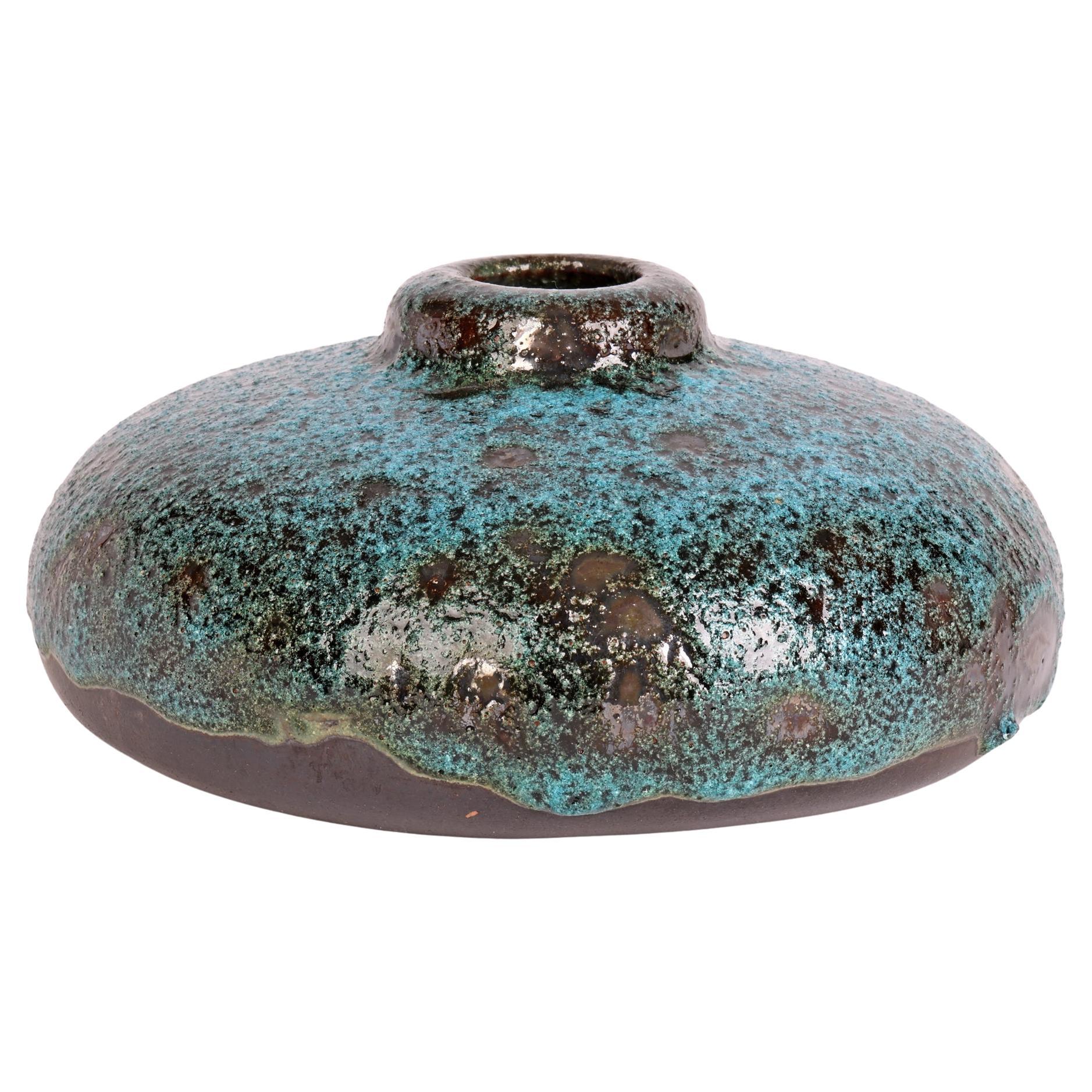 Vase rond cintré Art déco allemand Bauhaus à texture bleue émaillée en vente