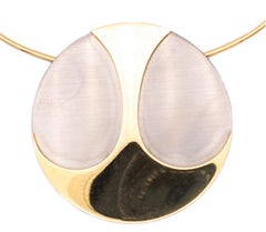 Broche colgante modernista Bauhaus Alemania 1970 de oro amarillo de 18 quilates y acero