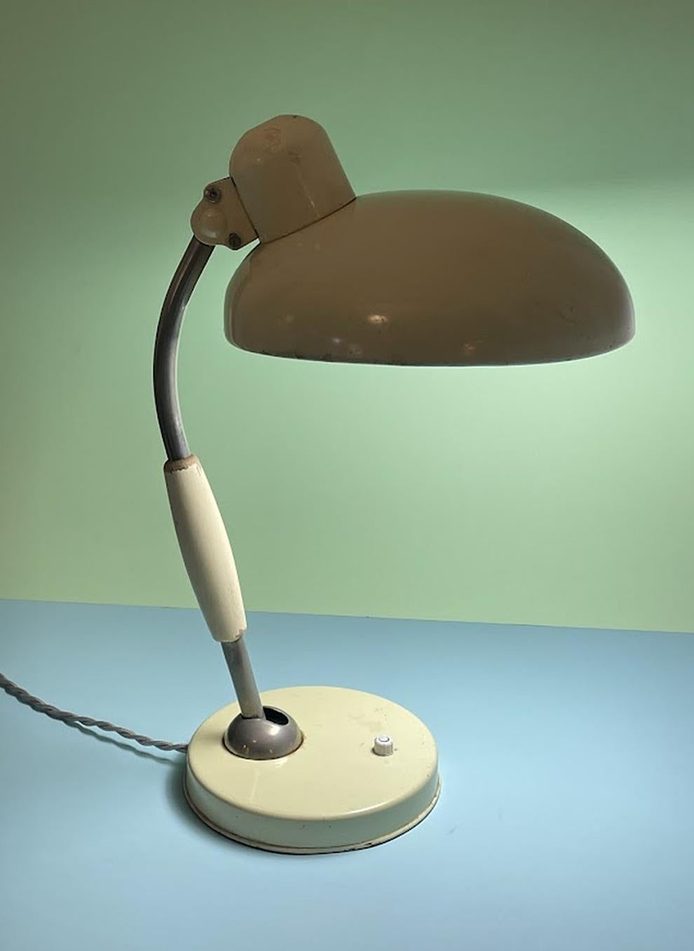 Bauhaus-Schreibtischlampe von  Christian Dell  Koranda Austria 1950 (Metall) im Angebot