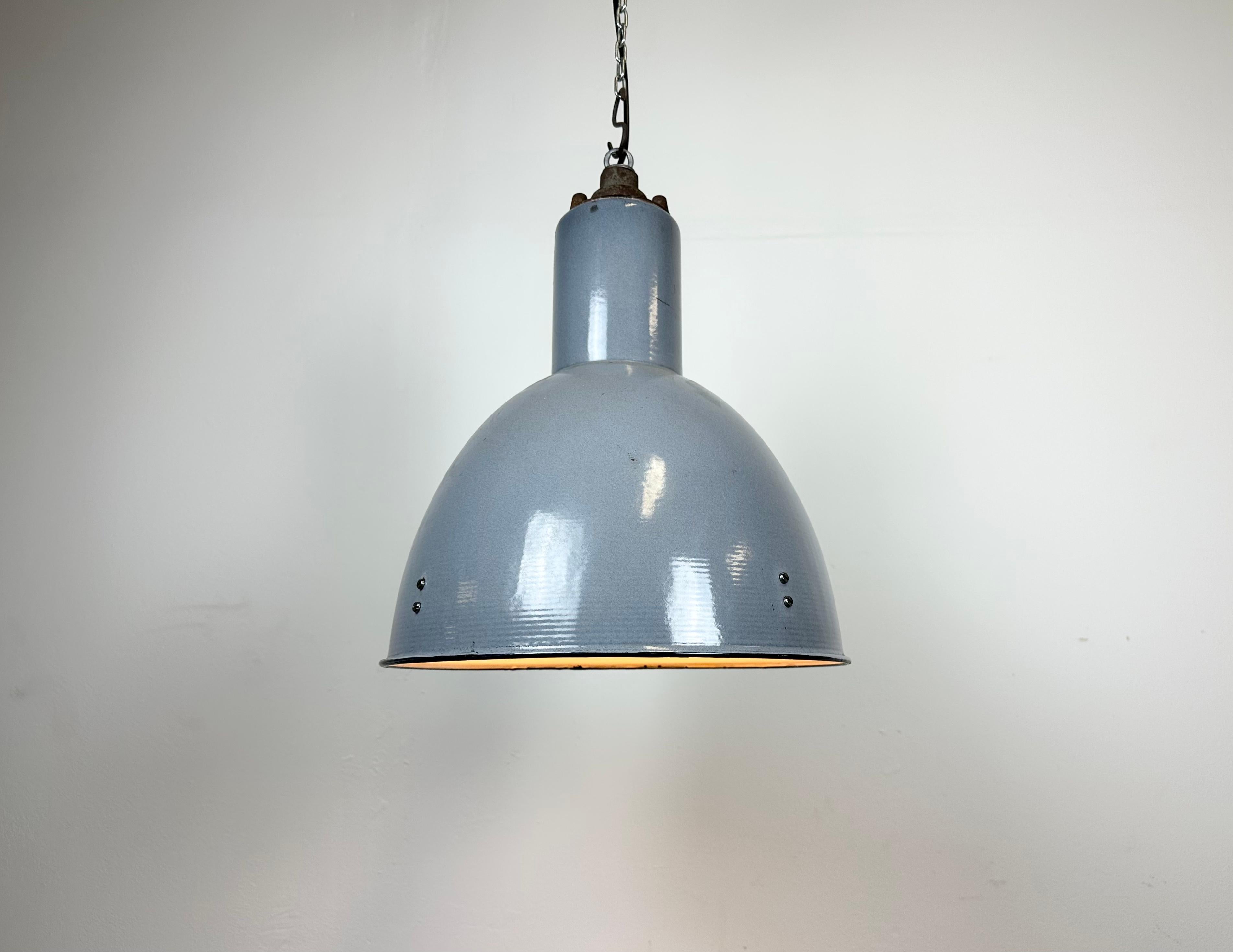 Lampe suspendue industrielle Bauhaus en émail gris, années 1950 en vente 3