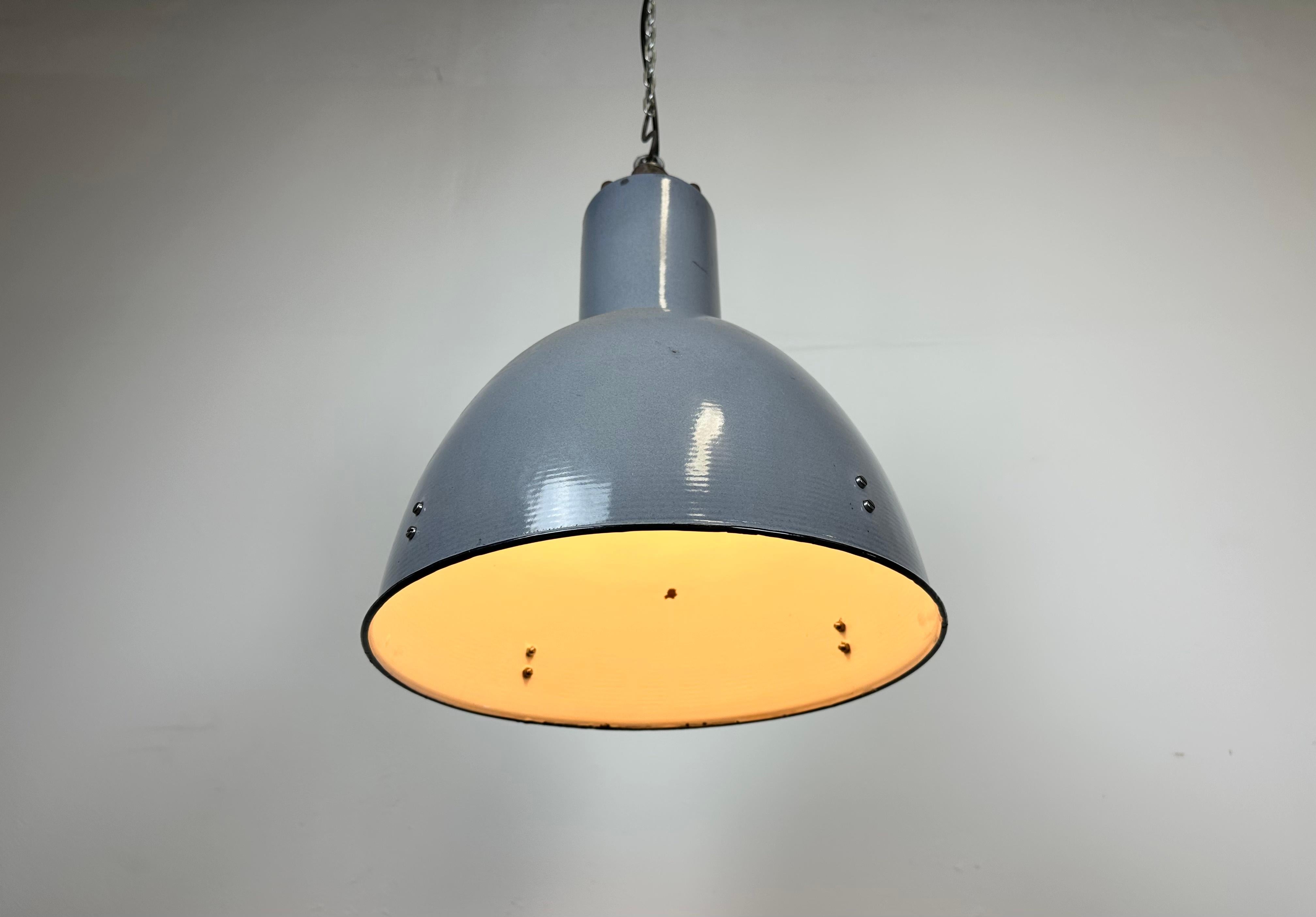 Lampe suspendue industrielle Bauhaus en émail gris, années 1950 en vente 4