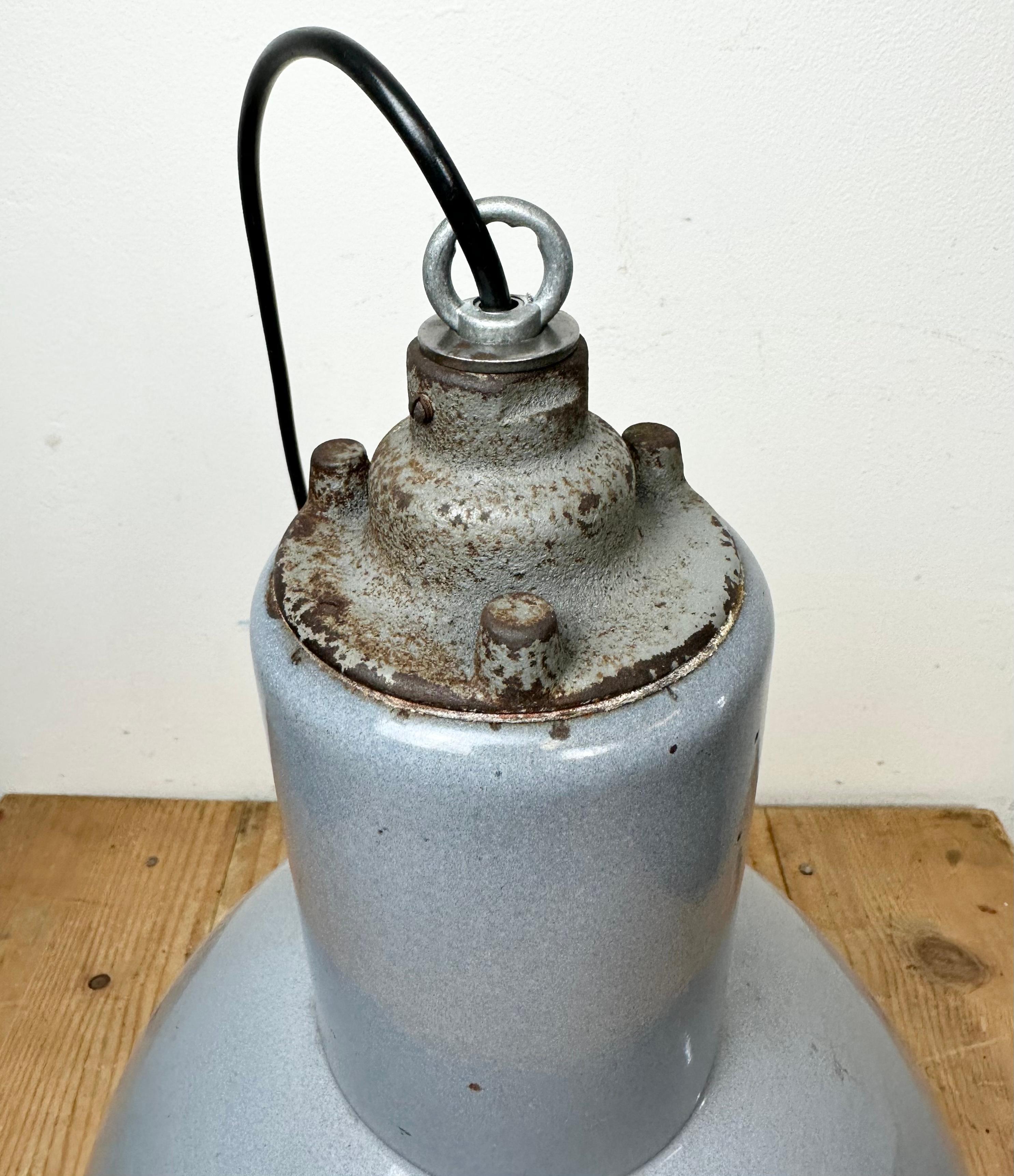 Lampe suspendue industrielle Bauhaus en émail gris, années 1950 en vente 7