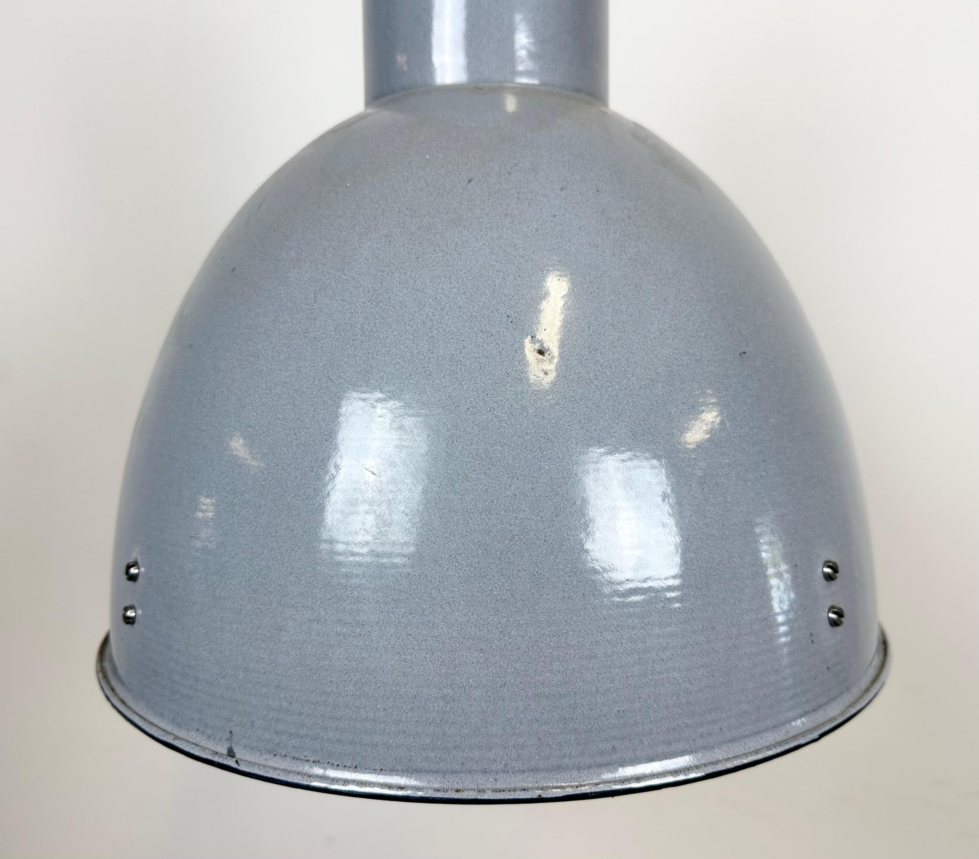 Lampe suspendue industrielle Bauhaus en émail gris, années 1950 Bon état - En vente à Kojetice, CZ