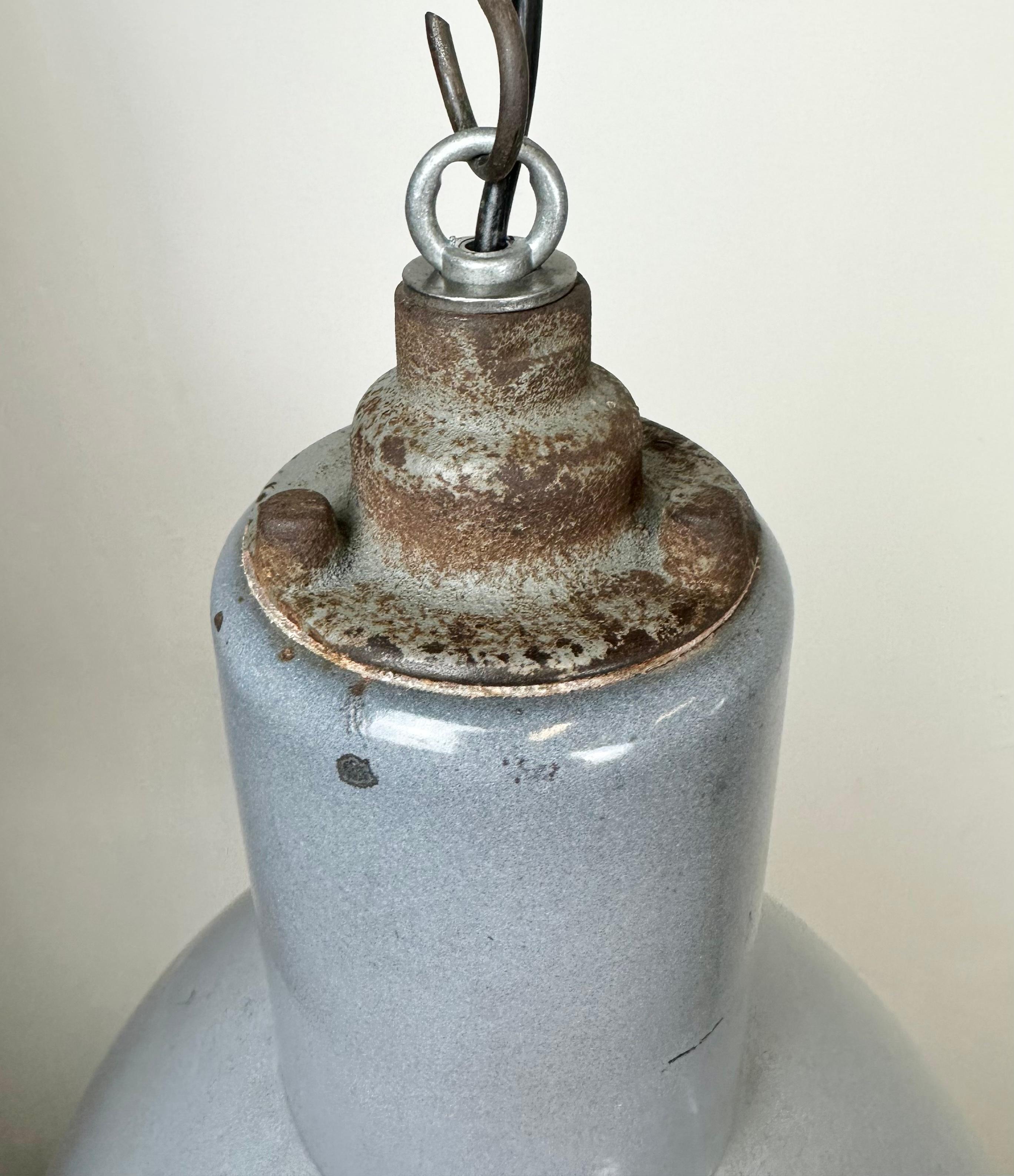 Émail Lampe suspendue industrielle Bauhaus en émail gris, années 1950 en vente
