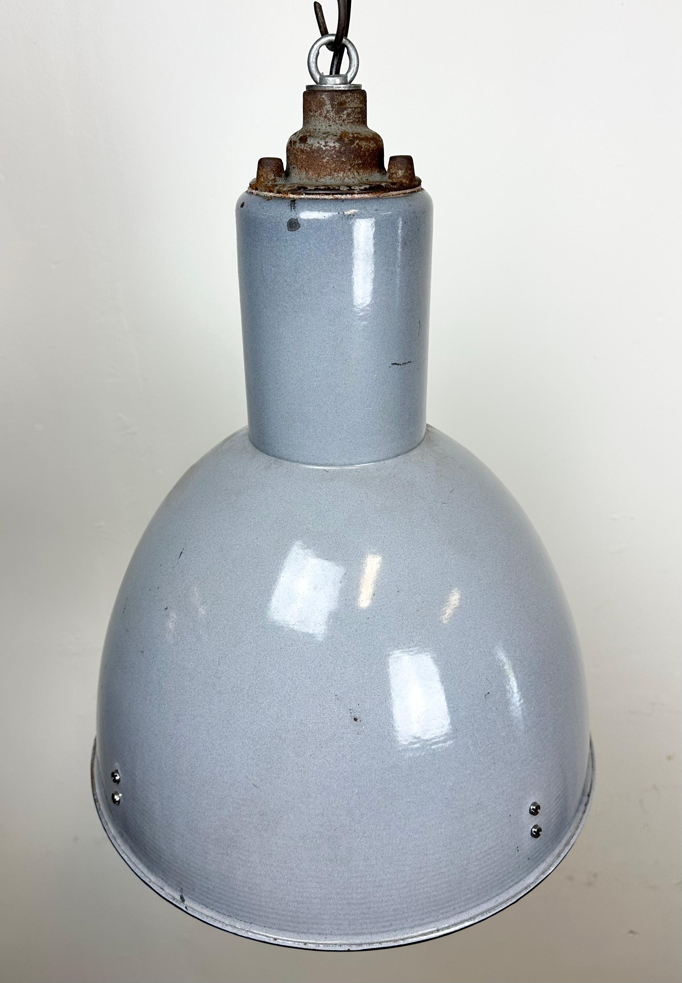 Lampe suspendue industrielle Bauhaus en émail gris, années 1950 en vente 1