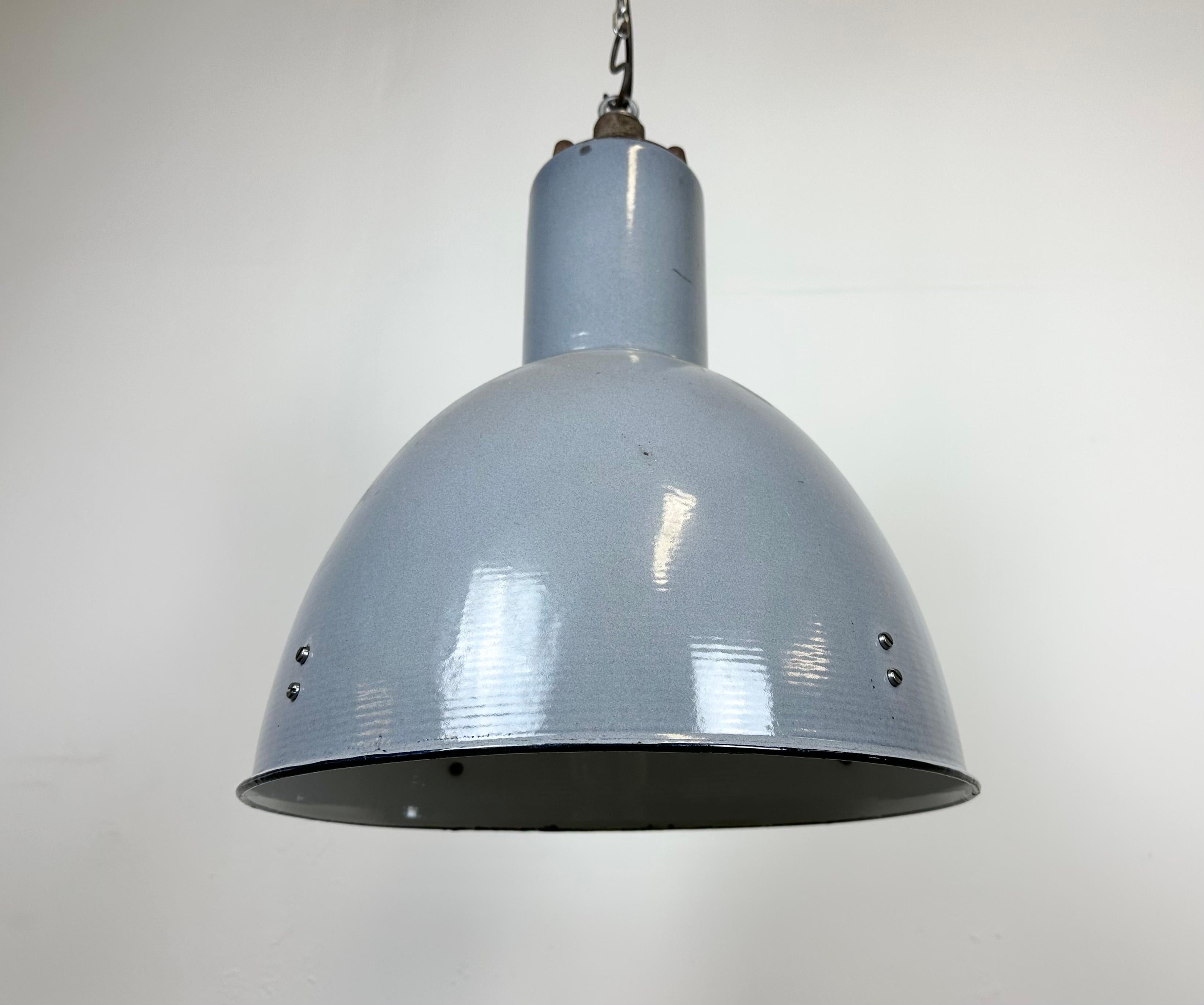 Lampe suspendue industrielle Bauhaus en émail gris, années 1950 en vente 2