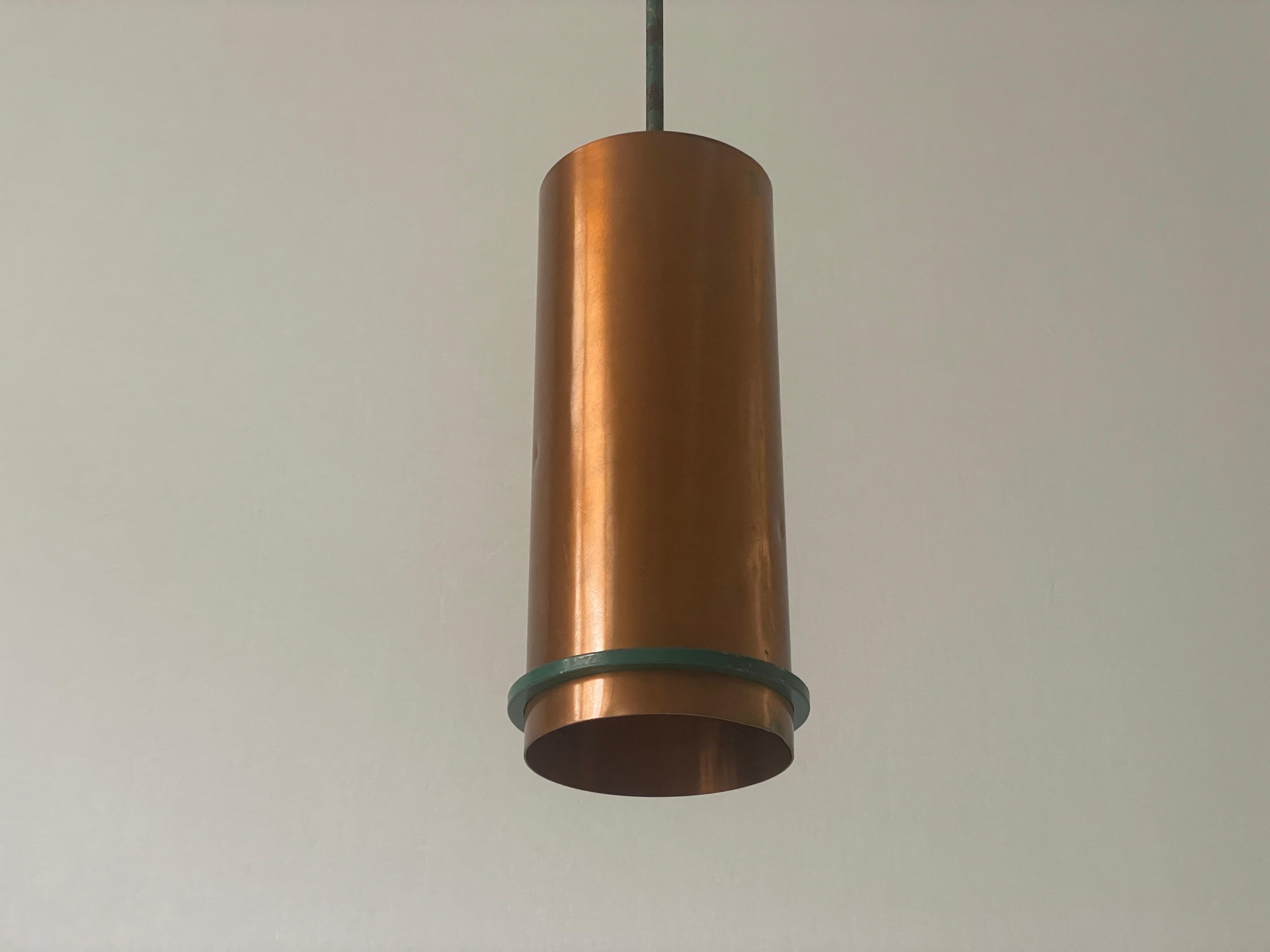Original Bauhaus-Industrie-Deckenleuchte aus Kupfer und Gussmetall, 1940er Jahre, Deutschland

Es stammt aus einem großen Büro in Berlin, das seit den 40er Jahren in Betrieb ist. Sie hängen schon seit Jahren in den Fluren des Büros.

Der