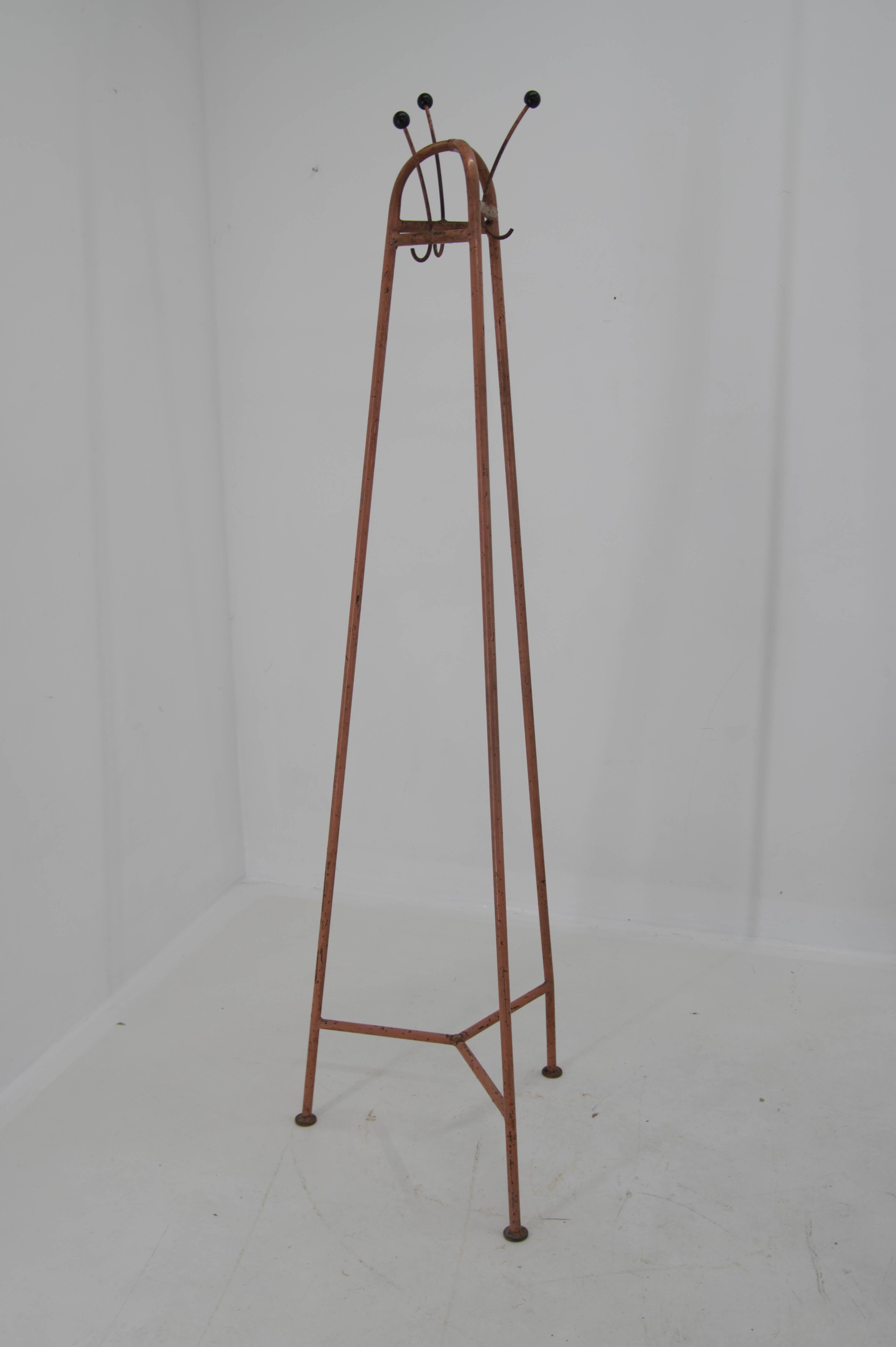 Coat stand from Czech Bauhaus factory built in 1920s.
Unusual original pink paint.
Traces of rust on surface.
    
