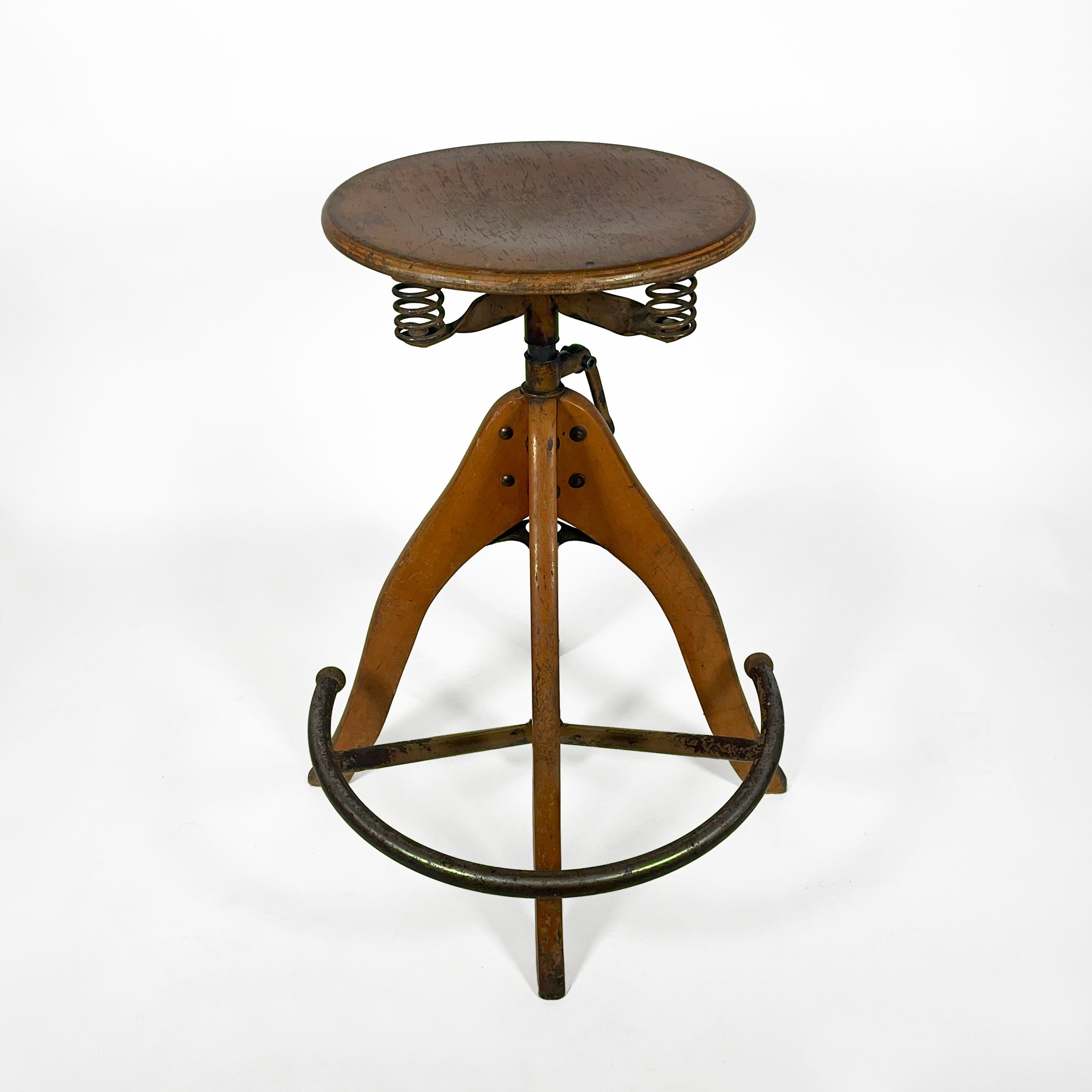 Rarísimo taburete giratorio regulable especialmente fabricado para arquitectos, diseñado por Margarete Kloeber en la década de 1930.
El taburete tiene cuatro muelles en espiral bajo el asiento que permiten al usuario moverse en la dirección que