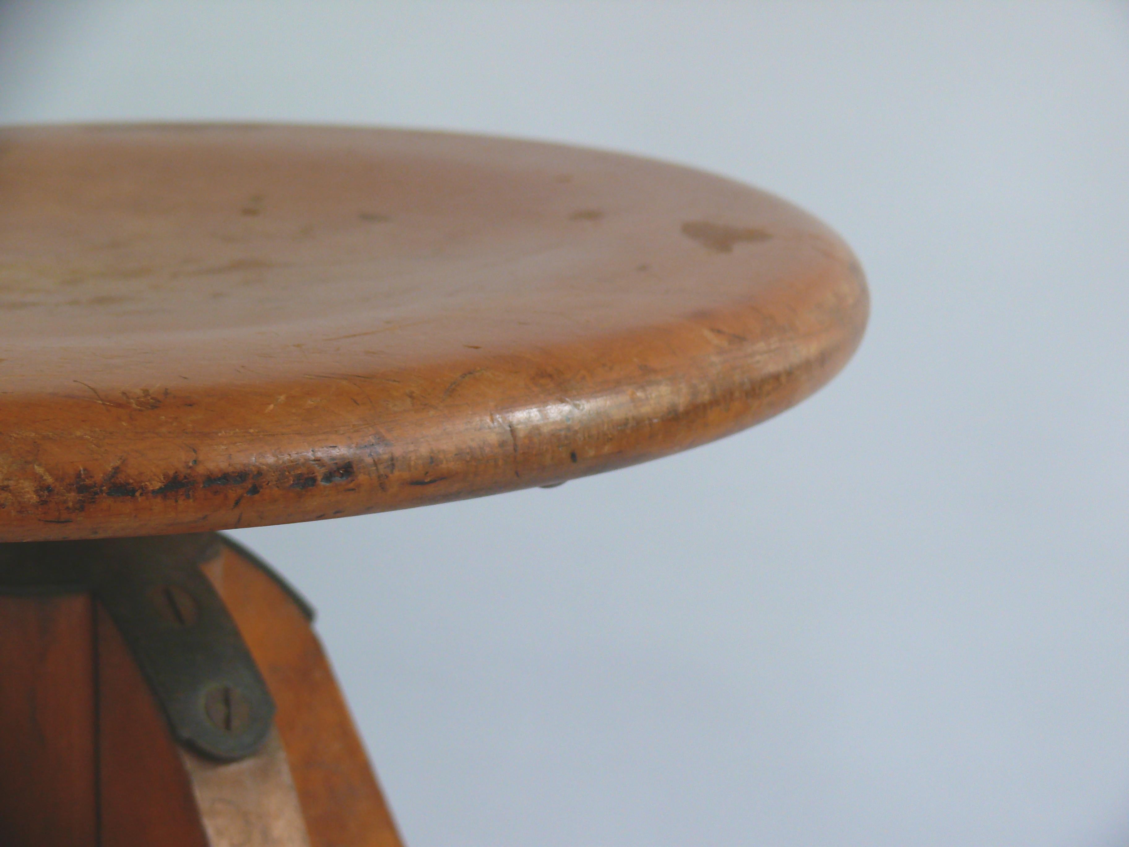 Bois Tabouret pivotant industriel Bauhaus, Allemagne - Début du 20e siècle en vente