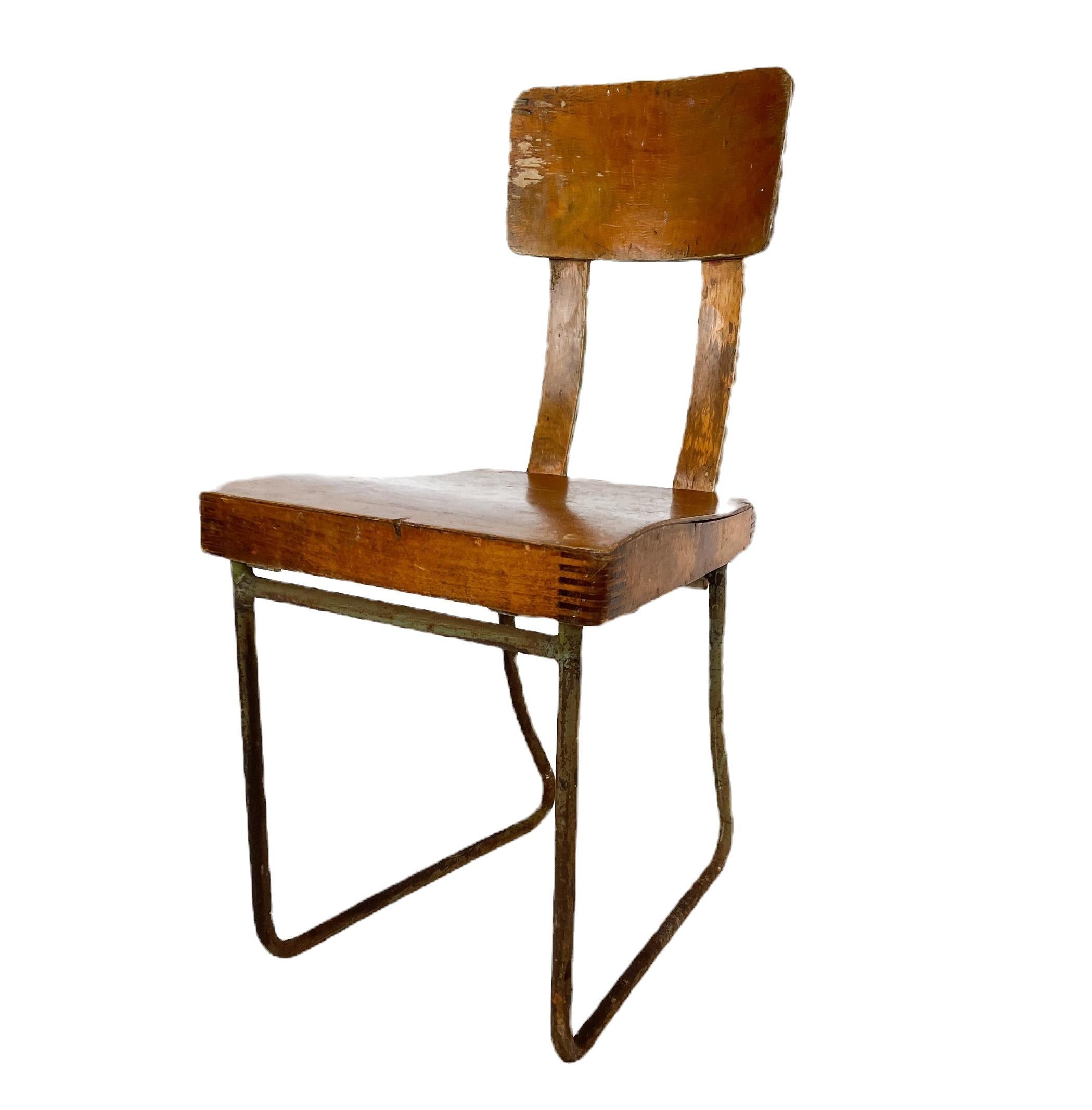 Chaise d'enfant unique influencée par le mouvement Bauhaus et conçue par un designer finlandais non identifié mais remarquablement compétent. Ce chef-d'œuvre présente un siège à jointure digitale, soulignant la précision artisanale pour l'attrait