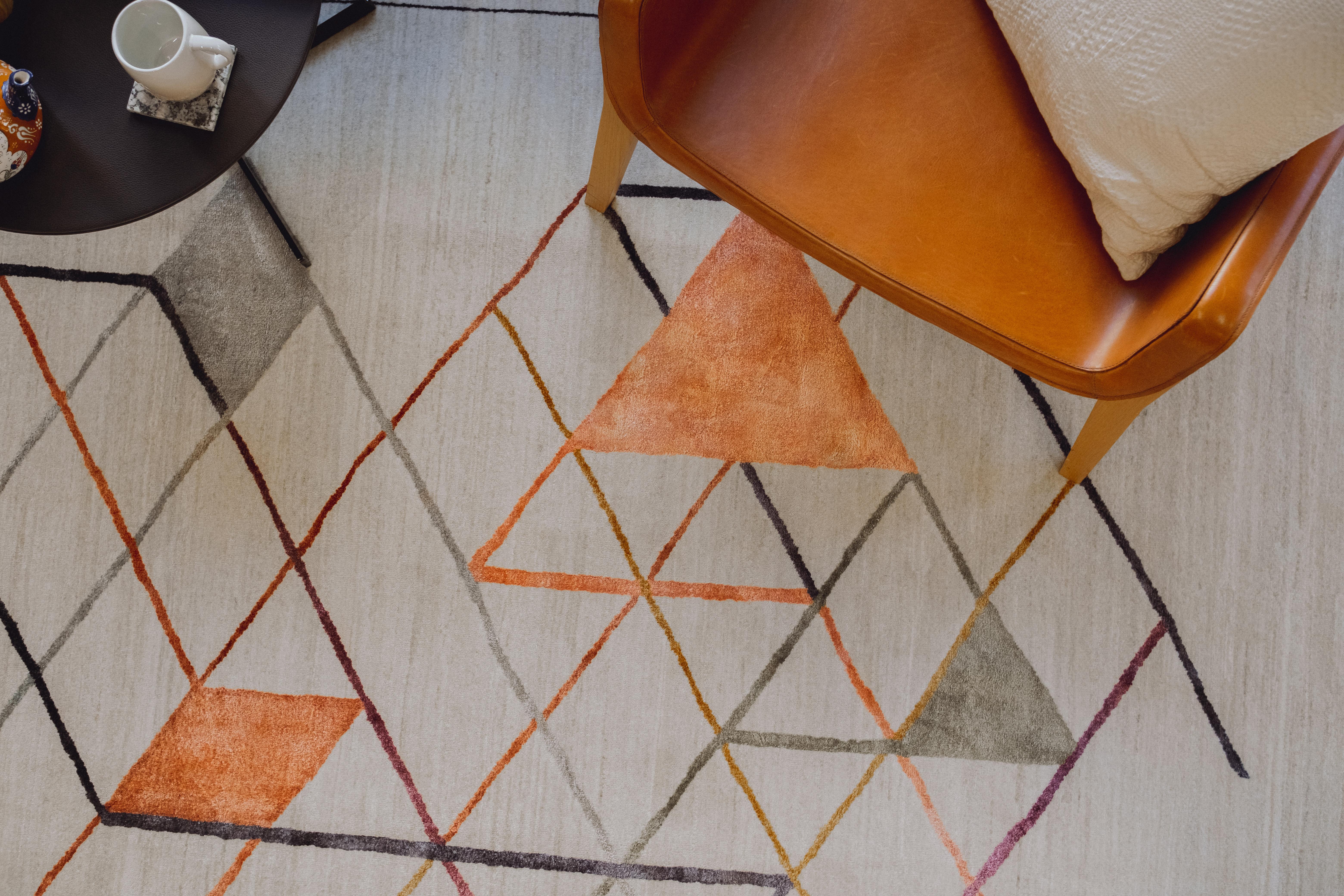 Tappeto persiano geometrico di ispirazione Bauhaus in seta colorata su lana crema 6' x 9' in vendita 2