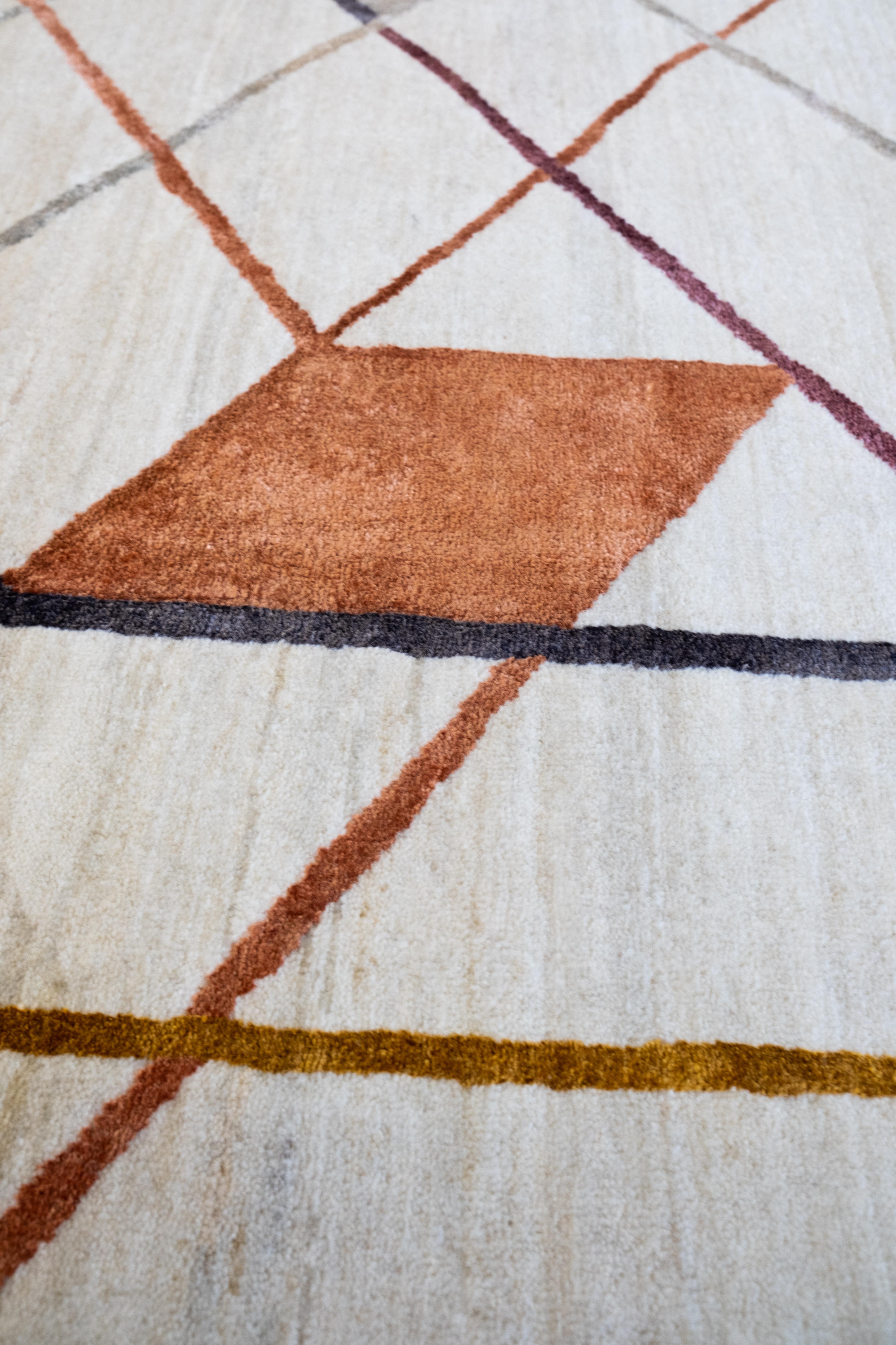 Questo tappeto persiano geometrico di ispirazione Bauhaus in seta colorata su lana color crema, che misura 6' x 9', è un esempio straordinario di design moderno che incontra l'artigianato tradizionale. Linee e forme intricate nei toni del rosa