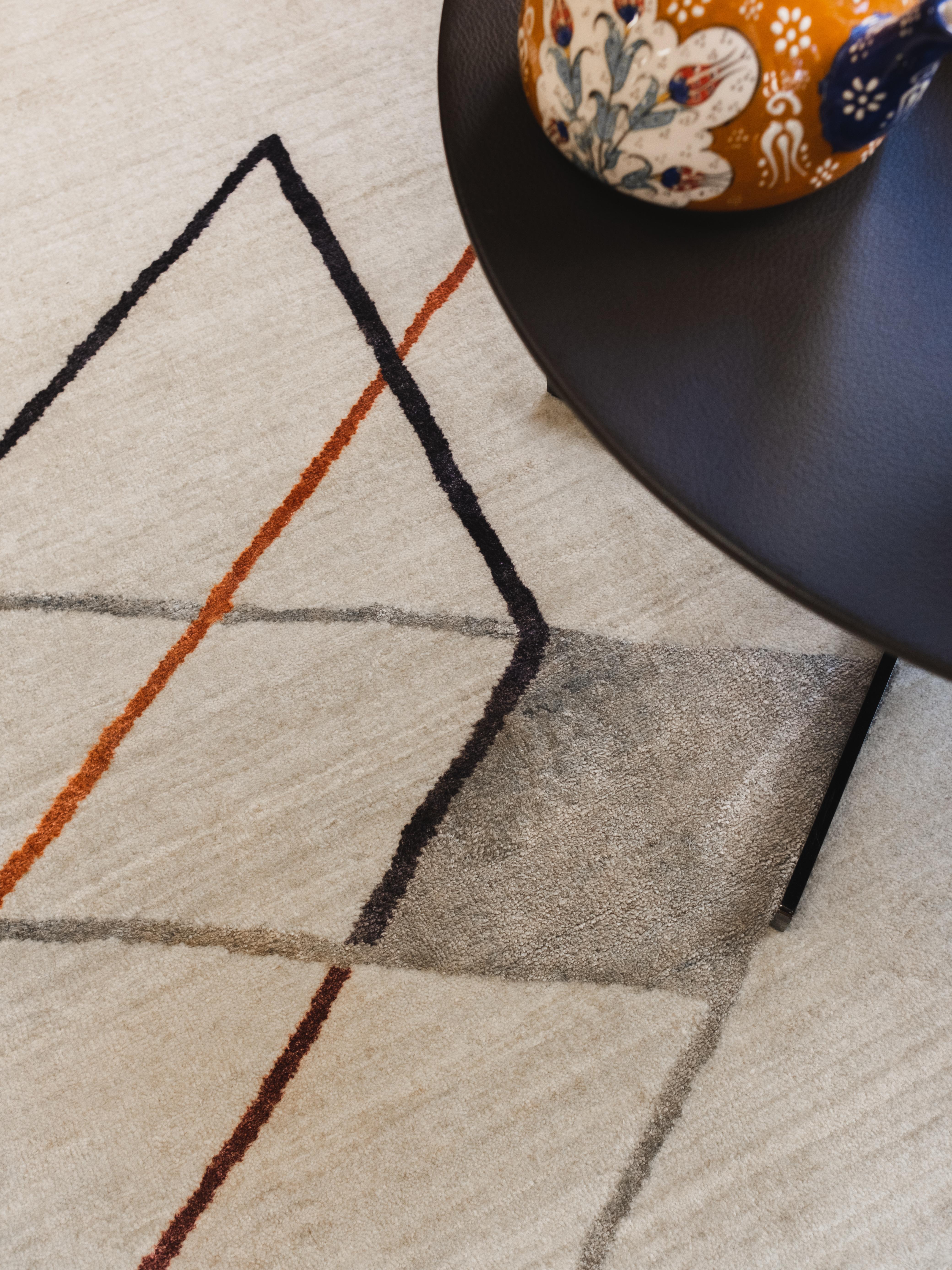 Tappeto persiano geometrico di ispirazione Bauhaus in seta colorata su lana crema 6' x 9' in vendita 1