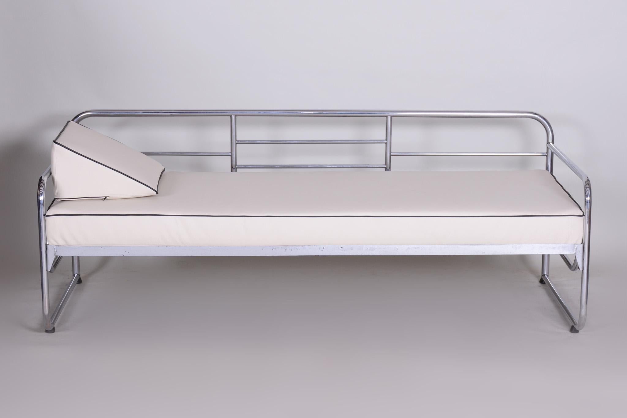 Canapé de style Bauhaus avec une structure en acier tubulaire chromé.
Fabriqué par Mücke-Melder dans les années 1930.
L'acier tubulaire chromé est en parfait état d'origine.
Nouvellement rembourré en cuir ivoire de haute qualité.
Source :