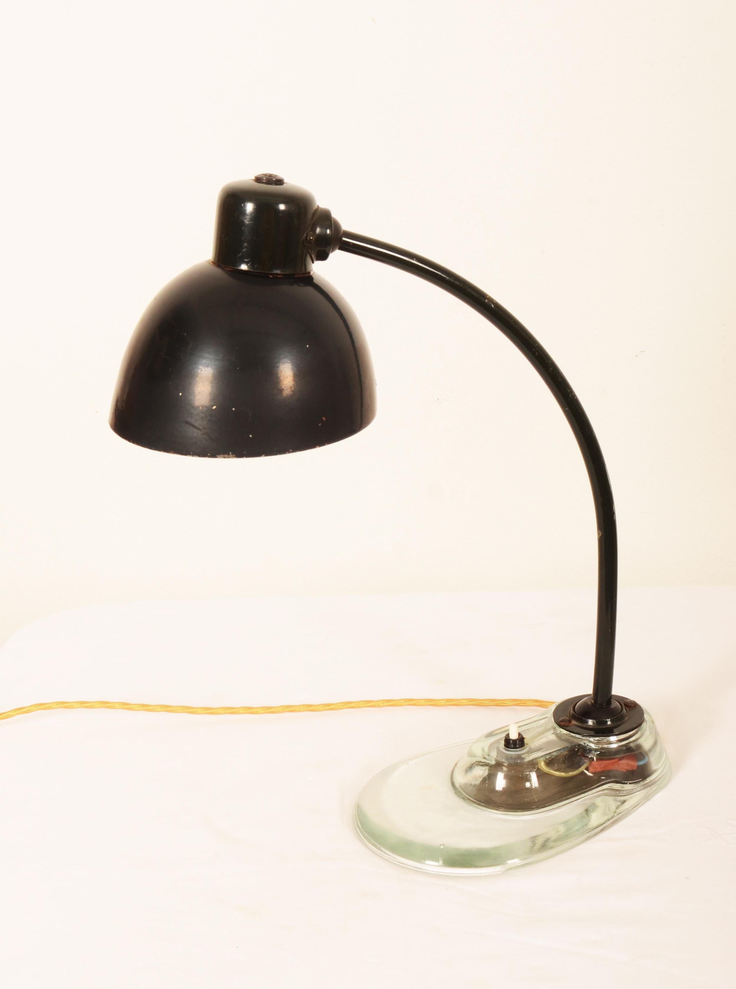 Verre Lampe de table ou de bureau Bauhaus Kandem conçue par Marianne Brandt en vente