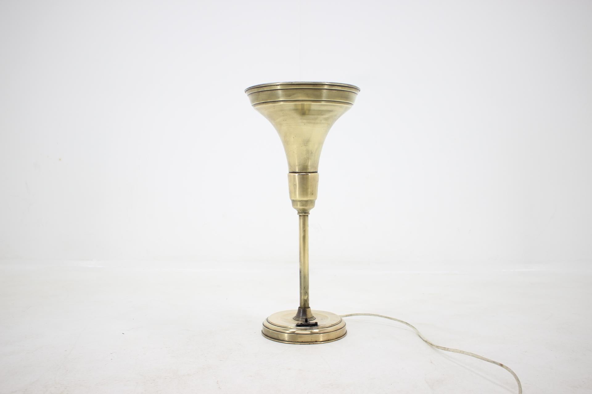 - Bauhaus, Art déco, Fonctionnalisme
- Sol ou table
- Modèle très rare
- Marqué par l'étiquette
Il s'agit d'une lampe de collection du début des années 1900 fabriquée par Albert L. Arenberg, ingénieur électricien et inventeur, qui a créé une