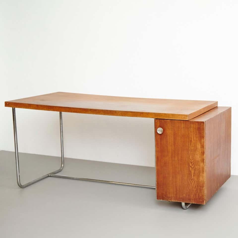 Großer Bauhaus-Schreibtisch aus Holz und Metallrohr, um 1930 im Angebot 6