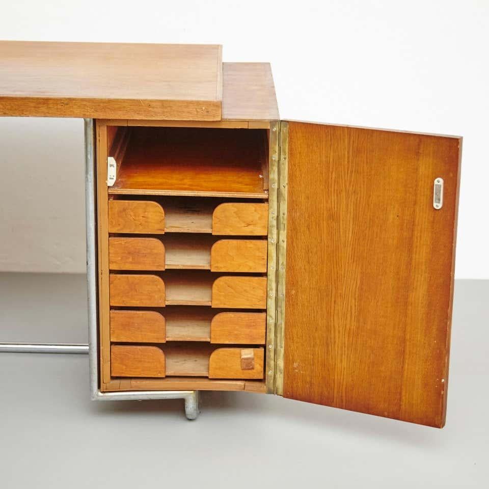 Großer Bauhaus-Schreibtisch aus Holz und Metallrohr, um 1930 im Angebot 8