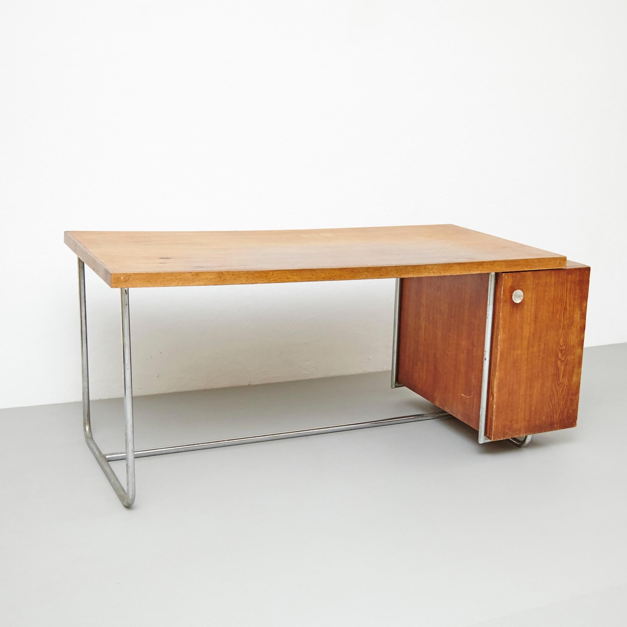 Bauhaus desk designed by unknown designer, circa 1930.
Manufactured in Netherlands.
Tubular structure, wood.

This desk is made of a metal tubular structure and wood, all manufactured in Holland, circa 1930s. It is in good original condition,