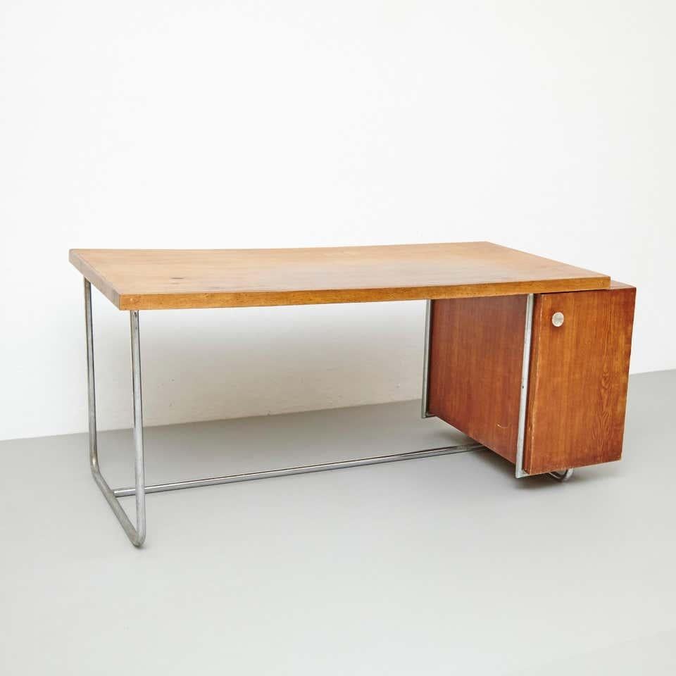 Hier wird ein exquisiter Bauhaus-Schreibtisch präsentiert, der von einem unbekannten Designer entworfen und um 1930 in den Niederlanden hergestellt wurde. Dieses seltene Stück verkörpert mit seiner röhrenförmigen Metallstruktur und den Holzelementen
