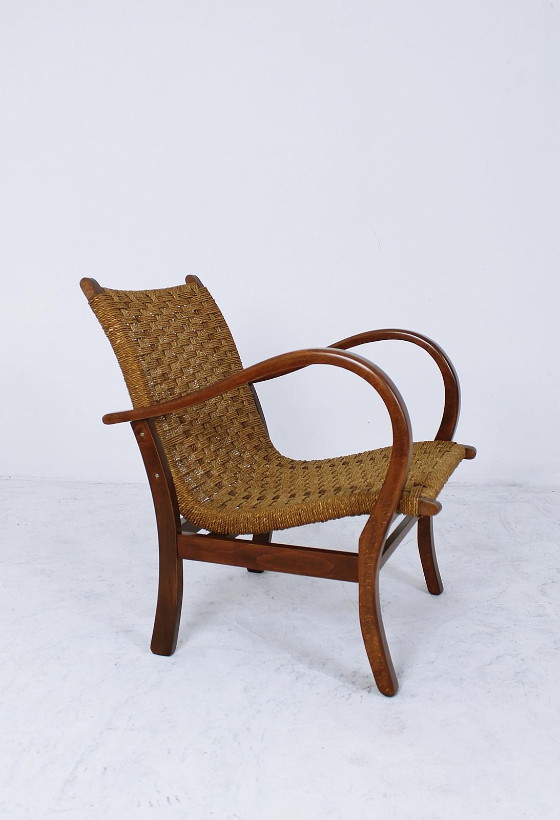 Bauhaus easy armchair made in Germany, designed by Erich Dieckmann in the 1920s-1930s. The structure is in beech and the backs and seated in braided rope. Very comfortable. In restored condition.
