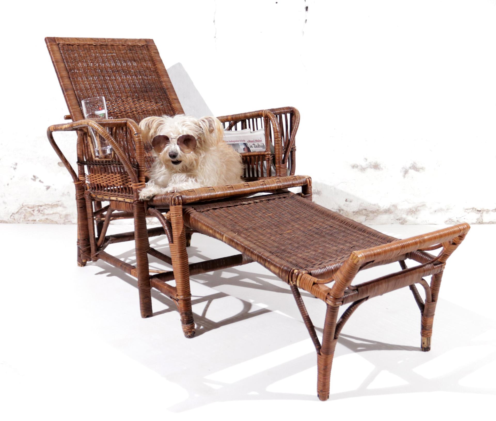 Rare and beautiful Bauhaus Lounger designed by Erich Dieckmann ca 1930.
Made of Rattan and Bamboo with steel parts that have a great patina.
In the armrest there is a cupholder and on the other side you can store your newspaper or