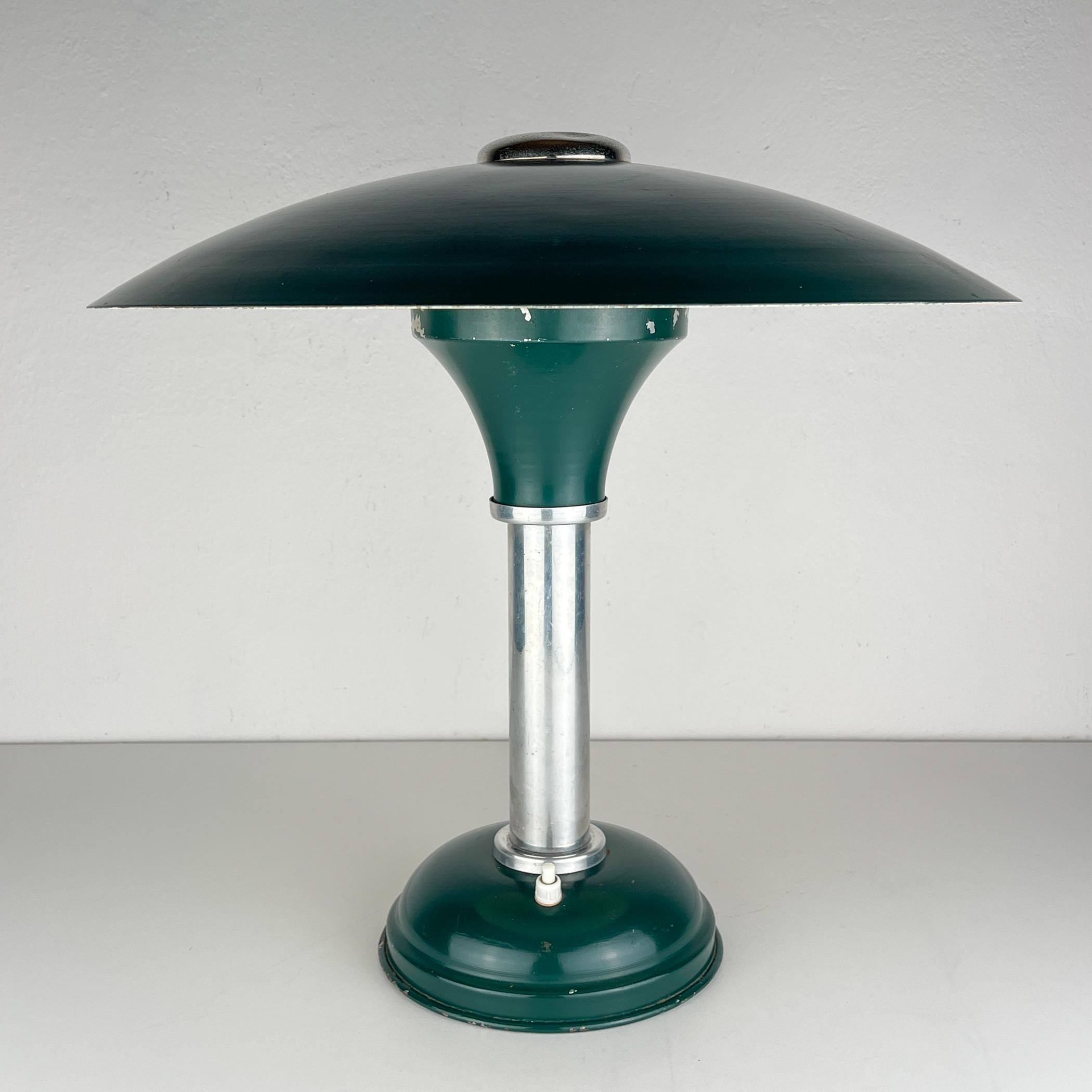 Vintage Metall grün Schreibtischlampe Bauhaus-Stil in Deutschland in den 1930er Jahren gemacht.

In gutem Vintage-Zustand, die Farbe ist original. Die Verkabelung wurde aus Sicherheitsgründen durch einen professionellen Elektriker