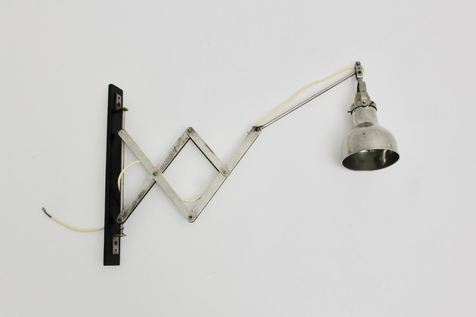 Bauhaus Metal Wall Scissor Lamp Art Deco Era, 1930 In Good Condition For Sale In Vienna, AT