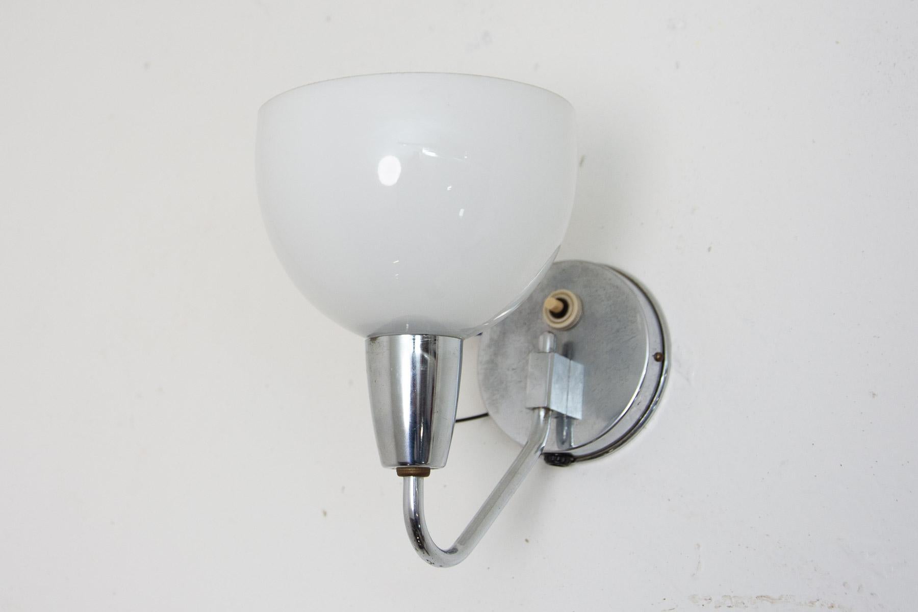 This chromed Mid century wall lamp was made in the former Czechoslovakia in the 1930´s.

It is in excellent condition. Made of glass and chrome.

Beautiful example of European functionalism.

Cleaned, newly wired.

UP to 250 V

 

Height: 23