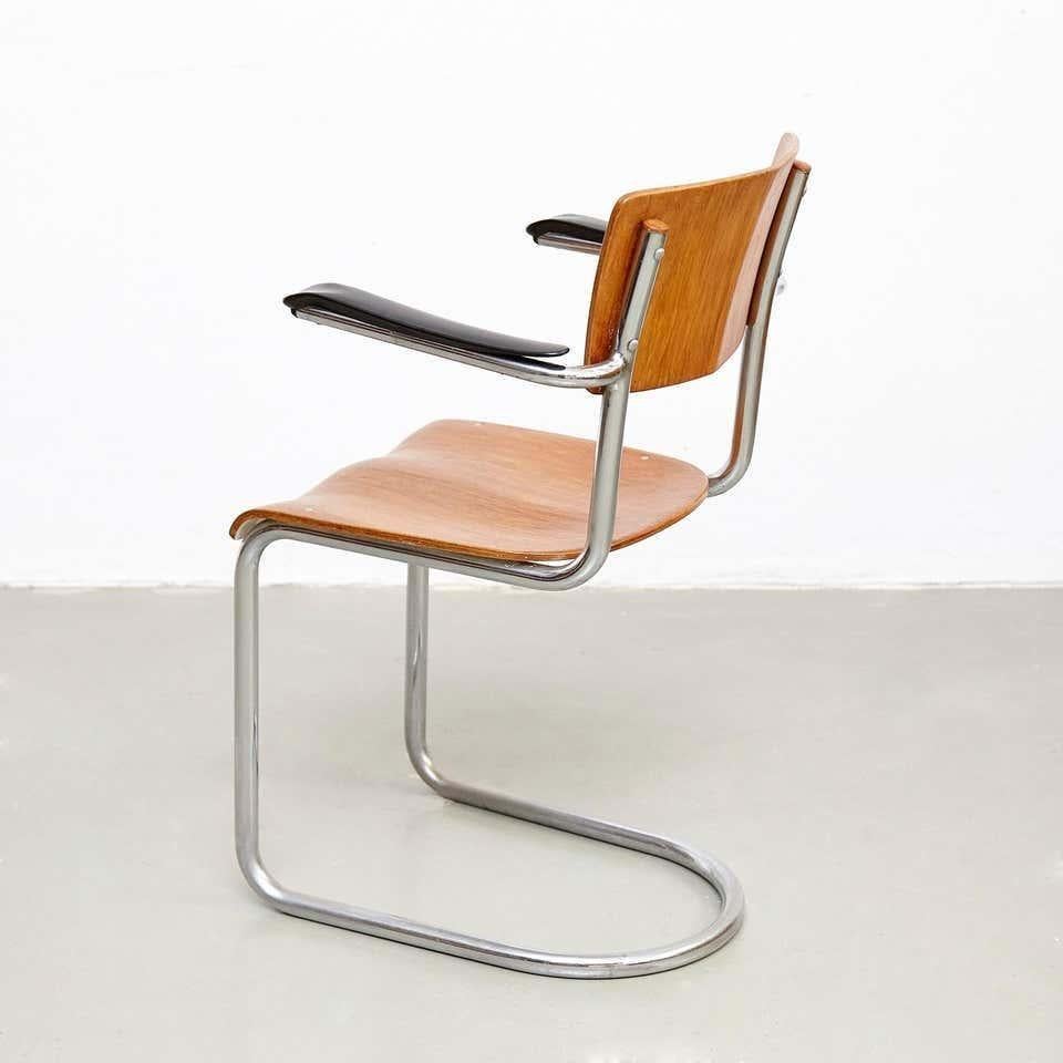 Bauhaus Mid-Century Modern Tubular and Plywood Armchair, circa 1930 In Good Condition For Sale In Barcelona, Barcelona