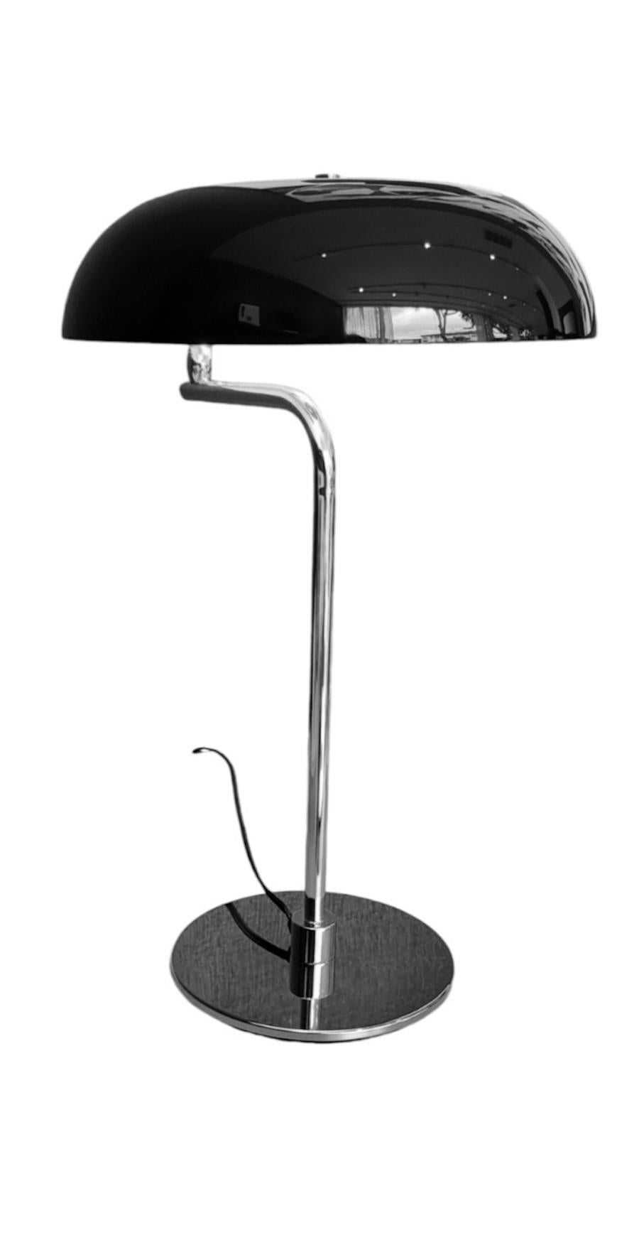 Mid-Century Modern Lampe de table Bauhaus/Mid Century : Lt. Finition or avec abat-jour en métal émaillé noir en vente