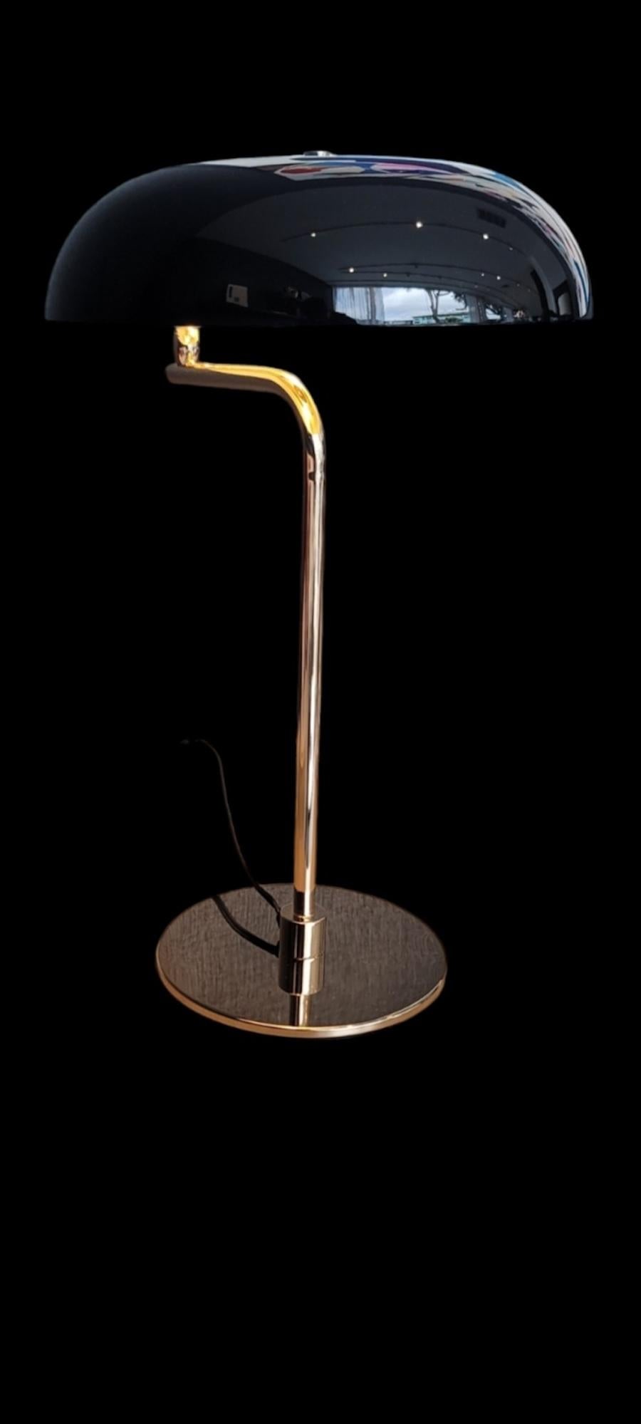 italien Lampe de table Bauhaus/Mid Century : Lt. Finition or avec abat-jour en métal émaillé noir en vente